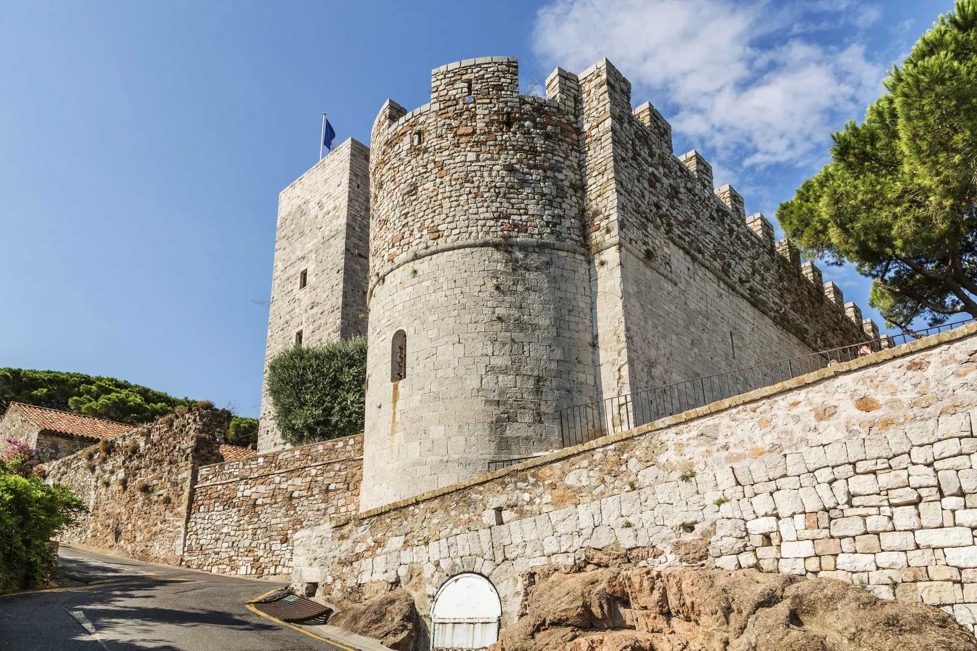 Fachada do Museu de la Castre, com sua arquitetura medieval.