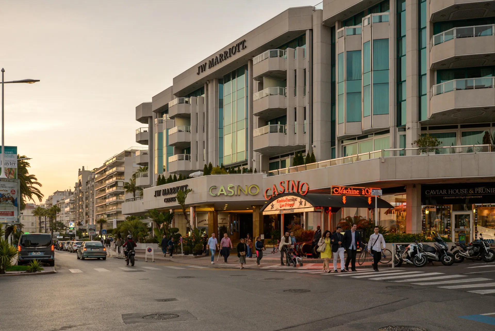 Mesas de um café charmoso na calçada da avenida em Cannes.
