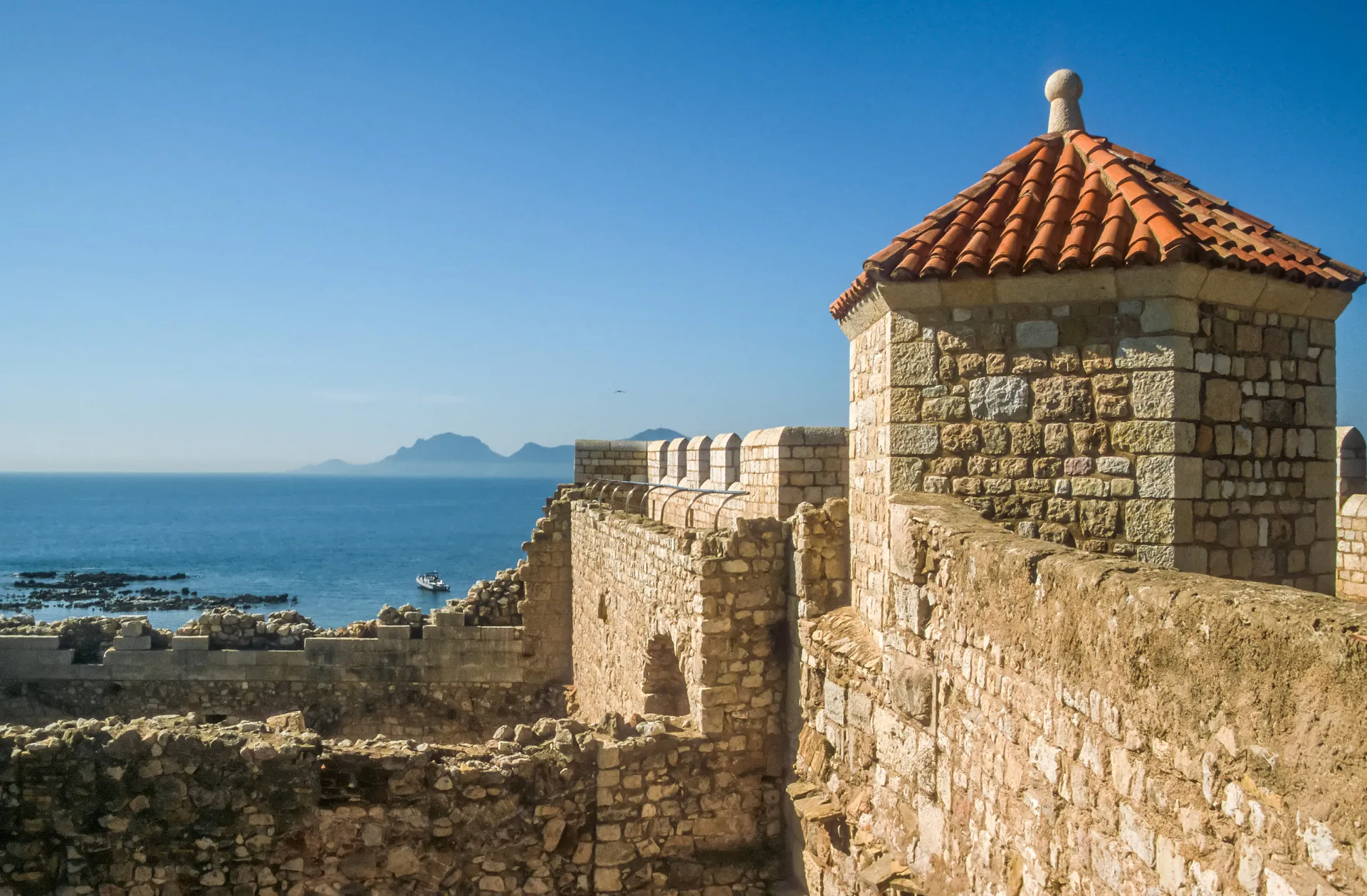 Vista do mar a partir das muralhas do mosteiro fortificado em Saint-Honorat.