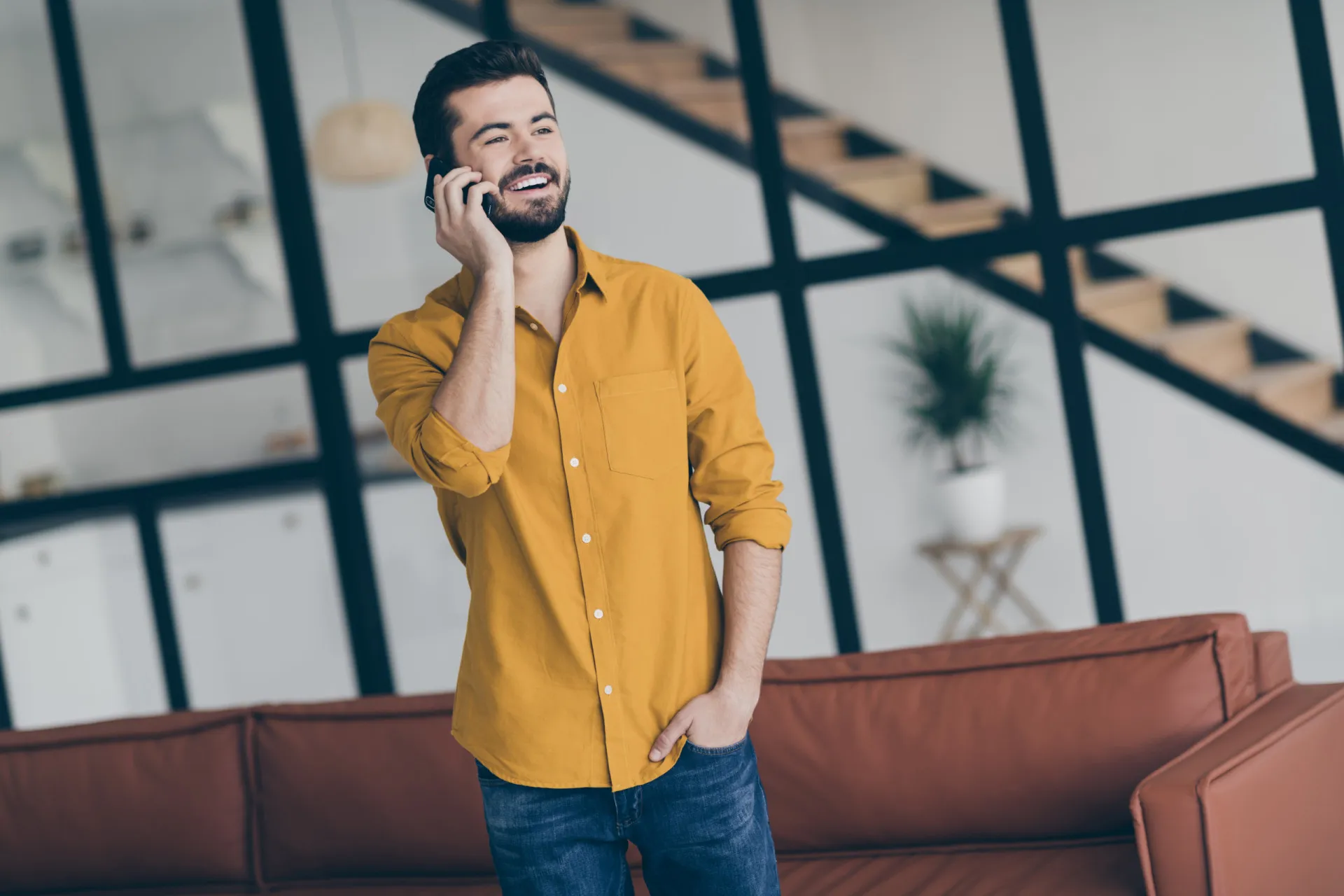Pessoa sorrindo de forma tranquila e relaxada, transmitindo uma imagem de ser fácil de lidar.
