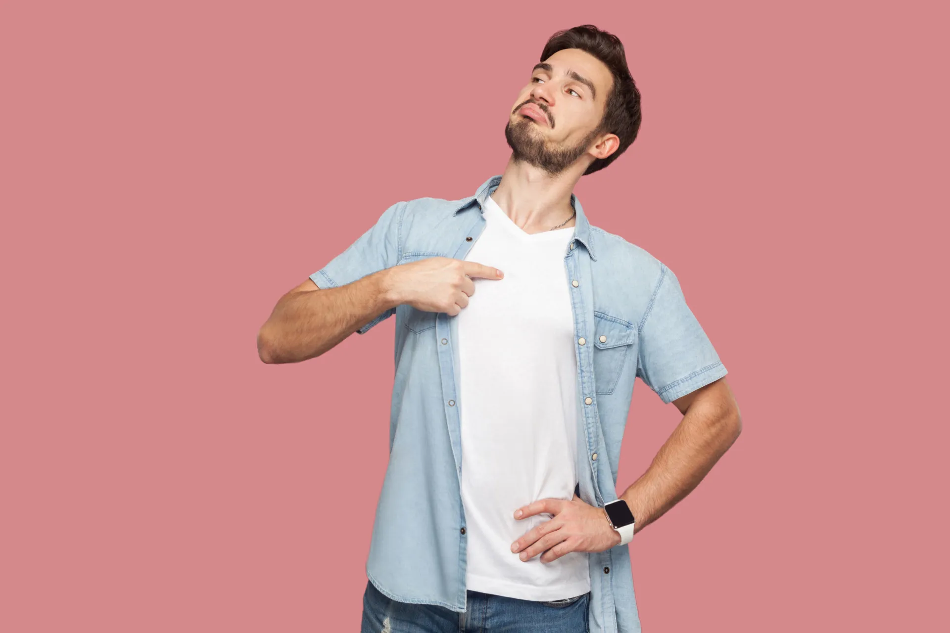 Uma pessoa se olhando no espelho com um ar de superioridade e admiração excessiva.