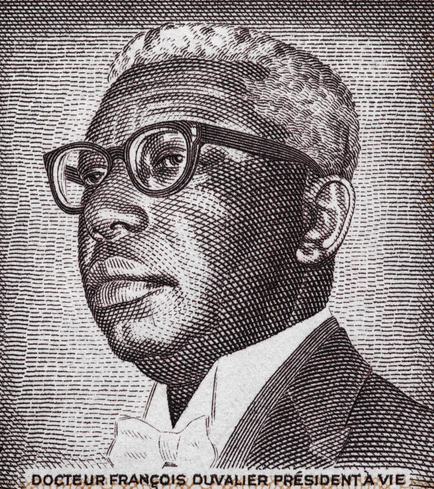 François 'Papa Doc' Duvalier em um retrato formal, com um olhar sério e penetrante.