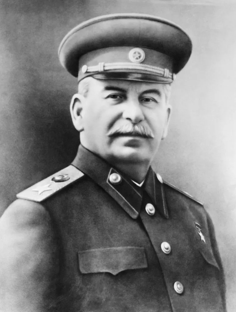 Retrato de Joseph Stalin, com seu bigode característico e um olhar frio e calculista.