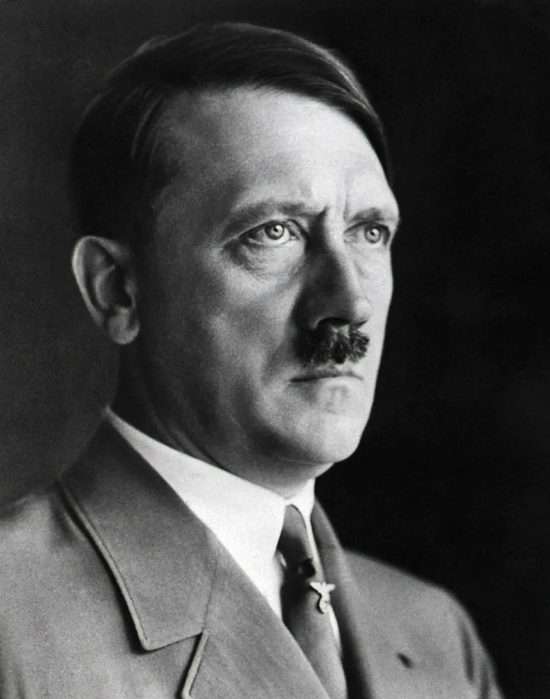 Adolf Hitler em um retrato icônico, com seu bigode característico e um olhar intenso e perturbador.