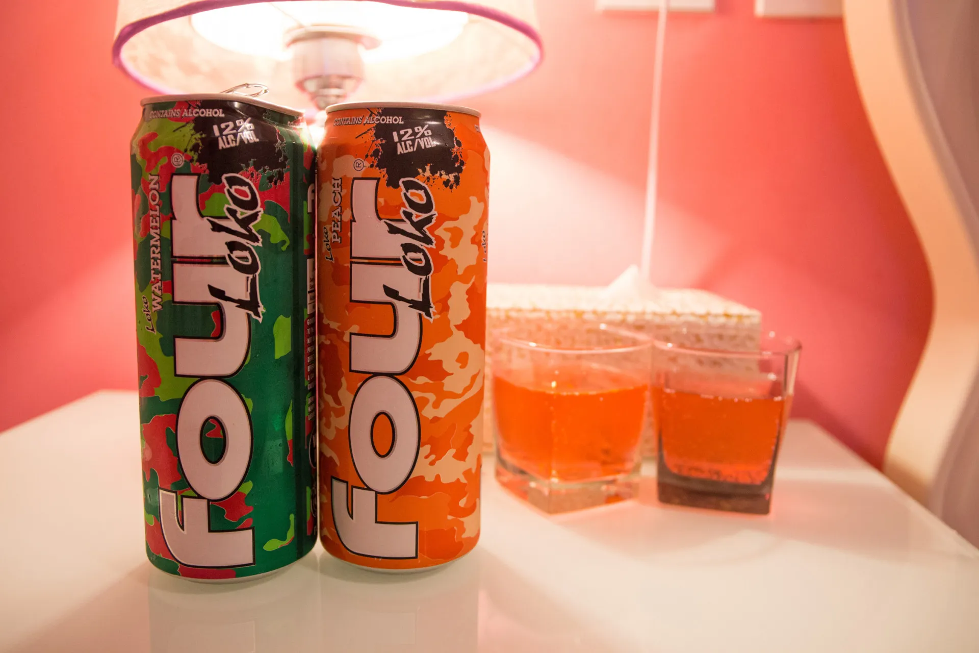 Latas da bebida Four Loko, conhecidas por sua embalagem colorida e teor alcoólico elevado.