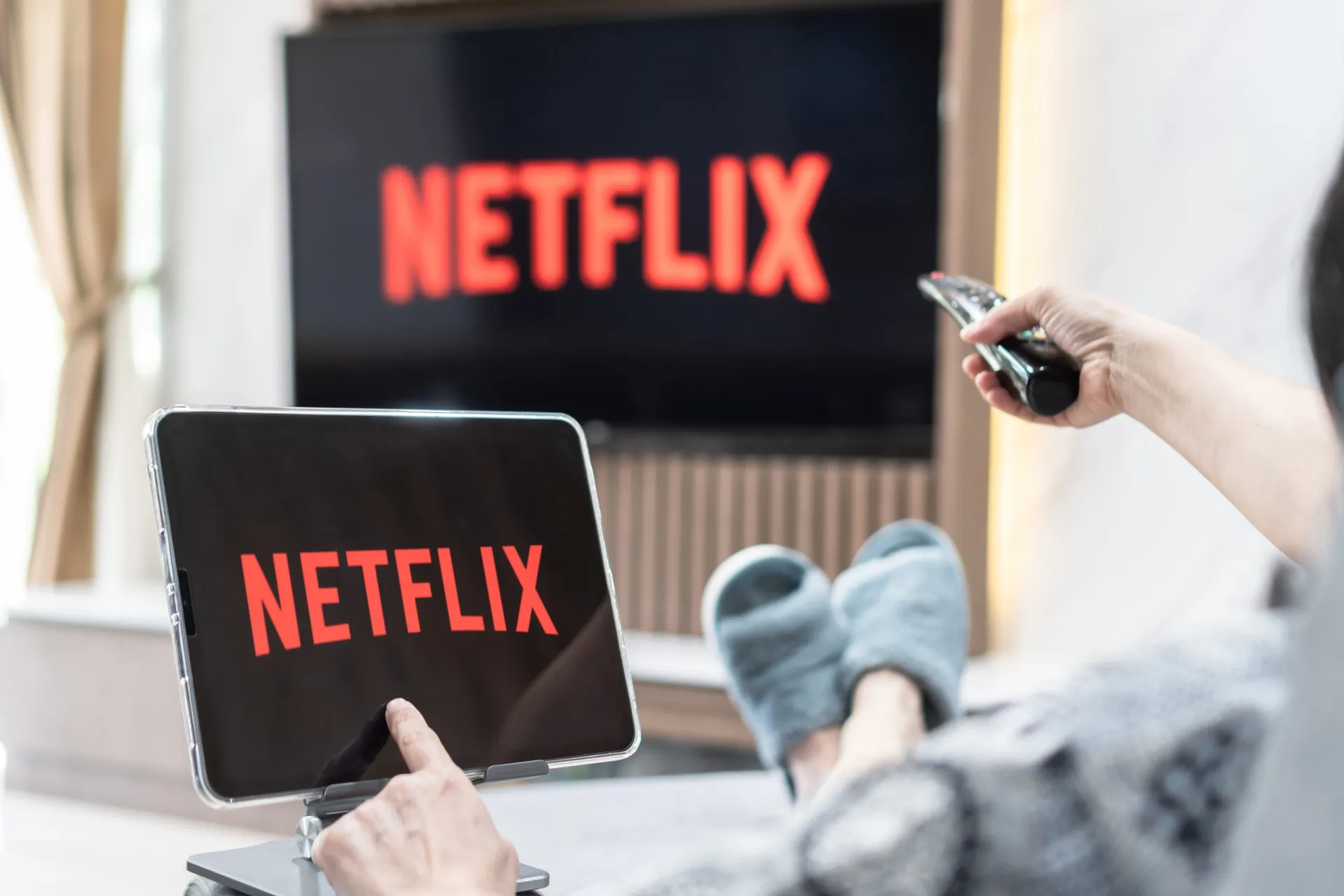 Logotipo da Netflix em uma tela de TV, com um cadeado sobreposto, indicando segurança violada.