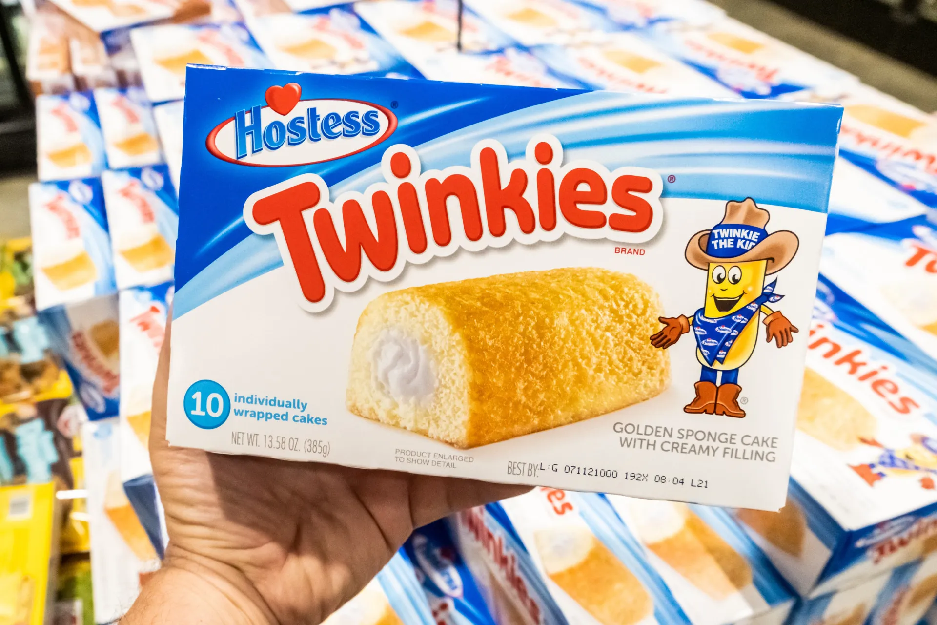 O famoso bolinho Twinkie em sua embalagem plástica, um ícone da cultura de lanches americana.