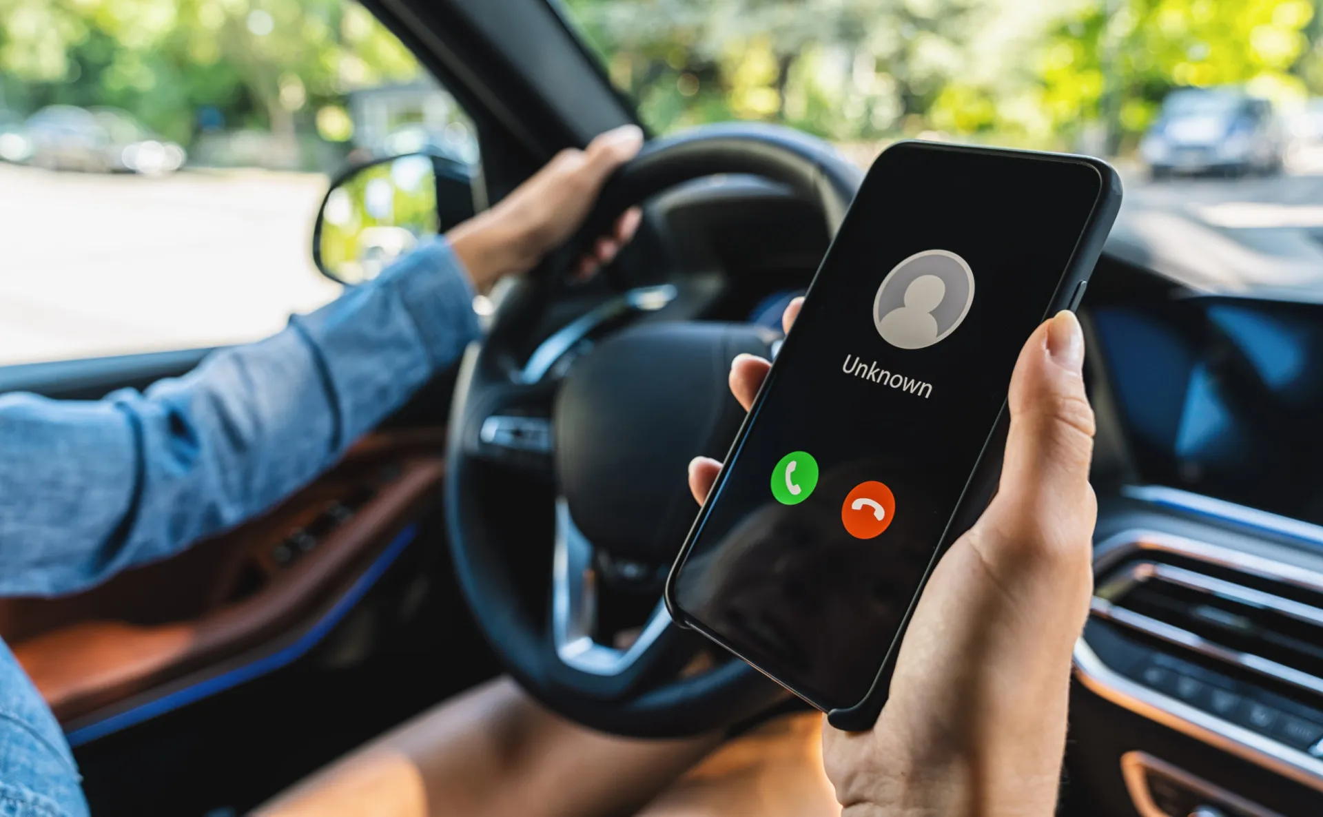 Uma pessoa usando um celular para chamar um carro, com um efeito de glitch que sugere ilegalidade.