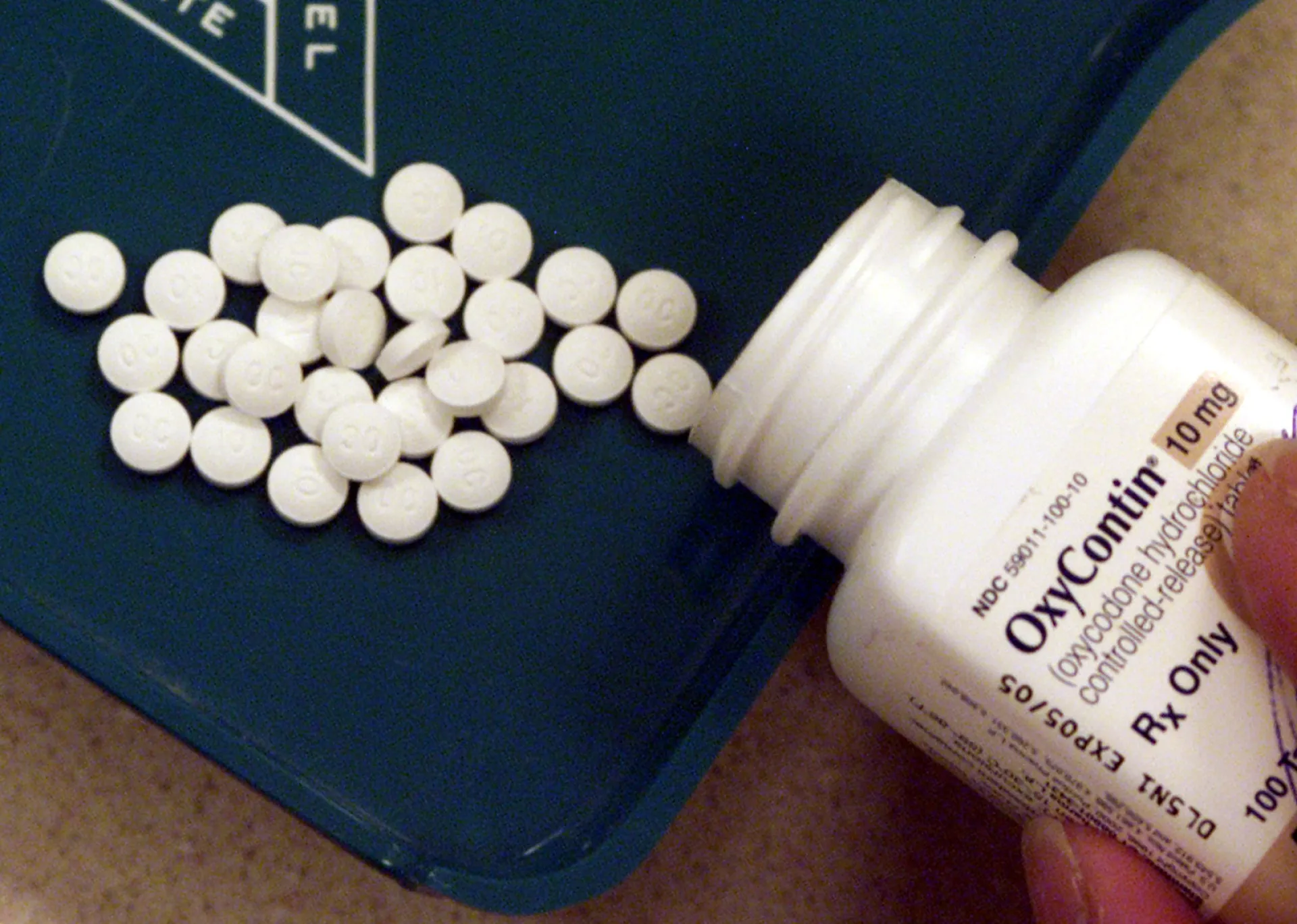 Comprimidos de OxyContin, um dos nomes comerciais da Oxicodona, em um frasco.
