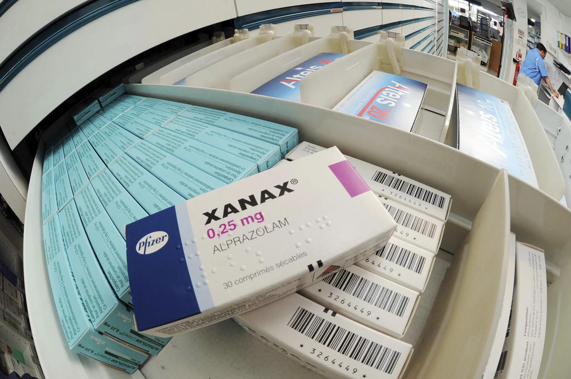 Frasco do medicamento Xanax, nome comercial do Alprazolam, em destaque.
