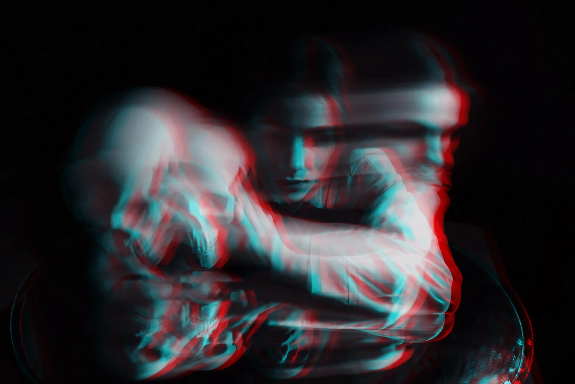 Uma representação visual da paranoia e dos efeitos psicológicos do abuso de anfetaminas.