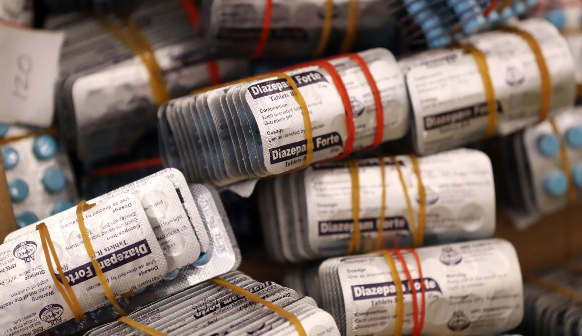 Caixa do medicamento Valium, nome comercial do Diazepam, sobre uma mesa.