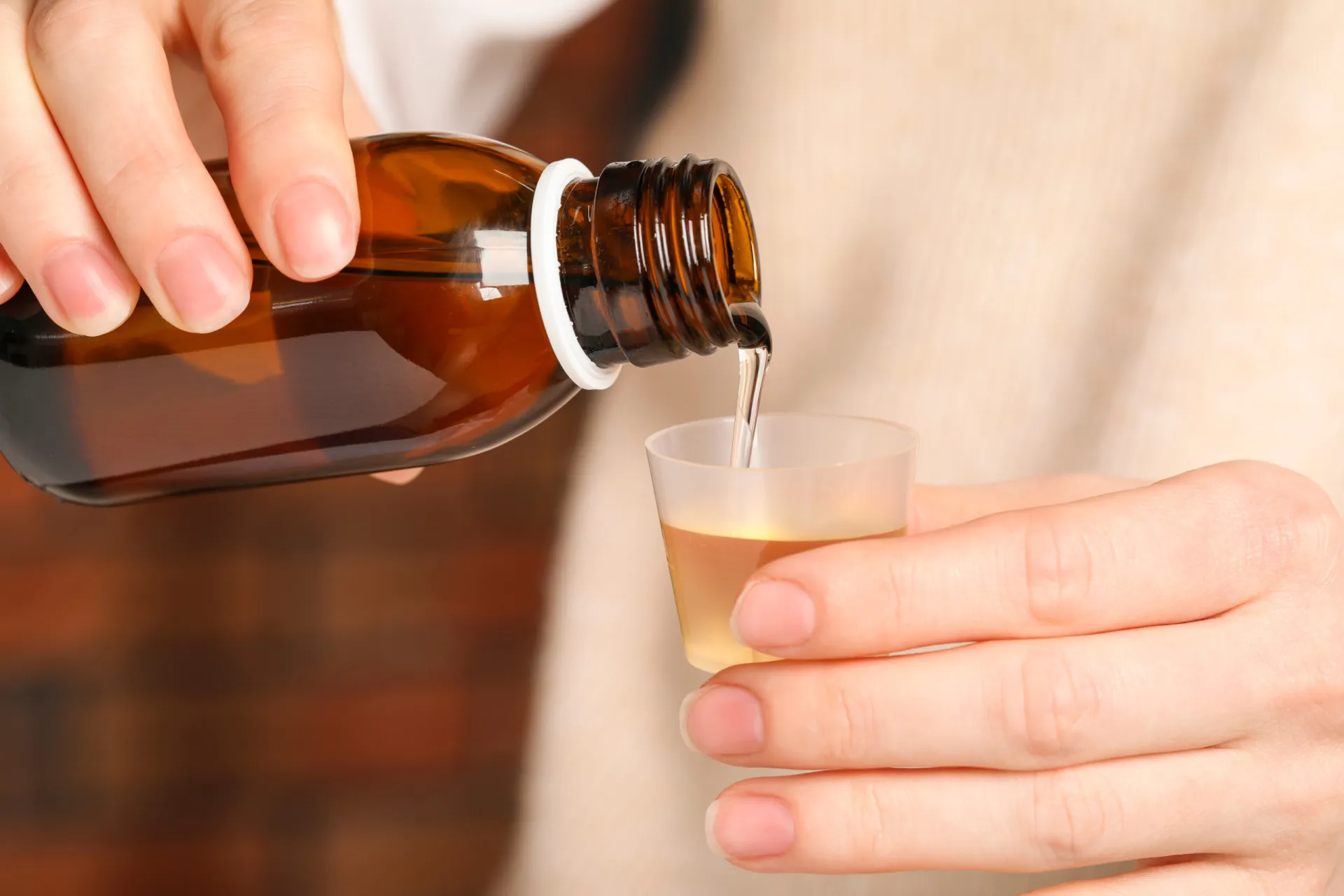 Comprimidos de codeína em um blister, destacando sua natureza como opioide.