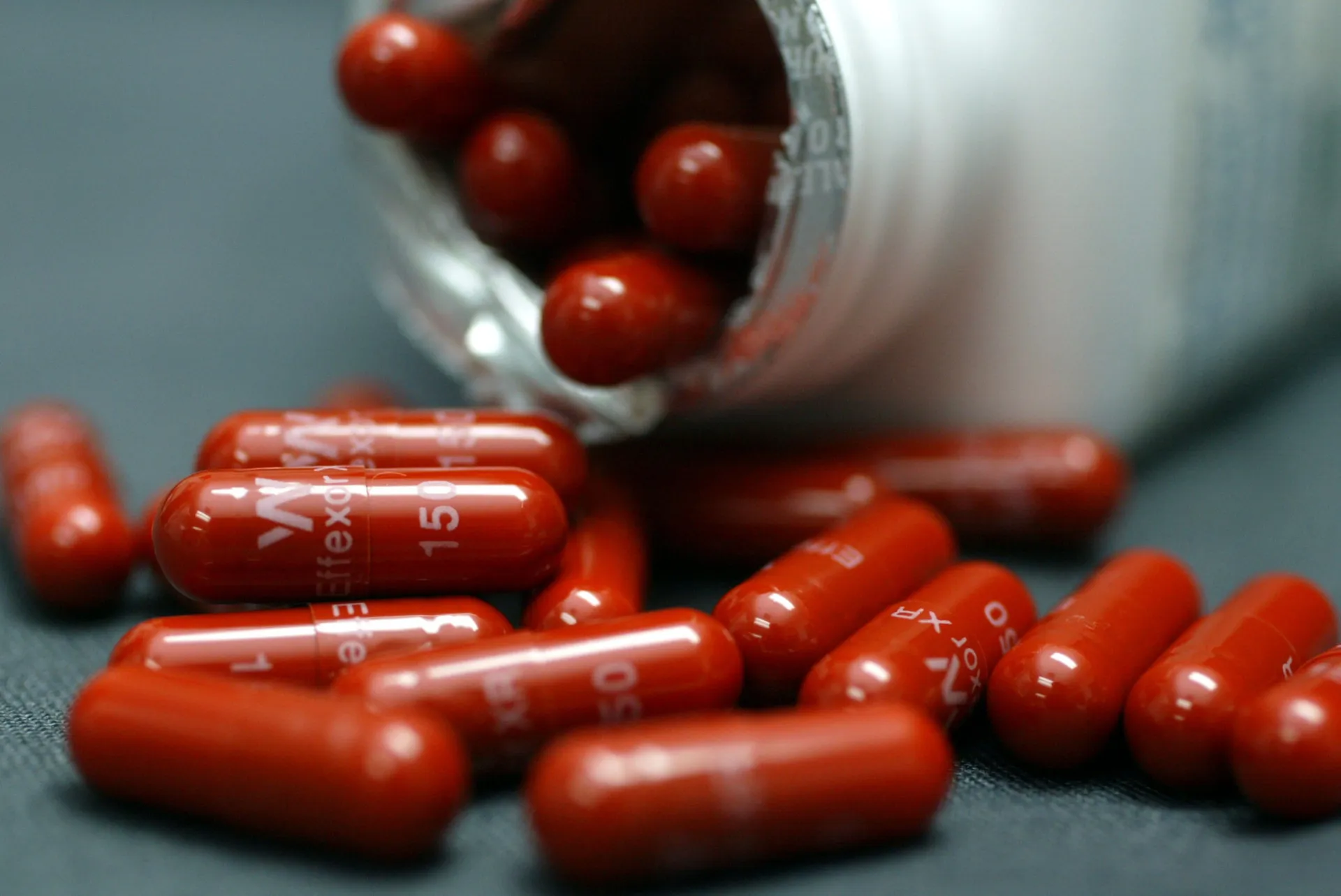 Pílulas de antidepressivos em um fundo neutro, representando o tratamento da depressão.
