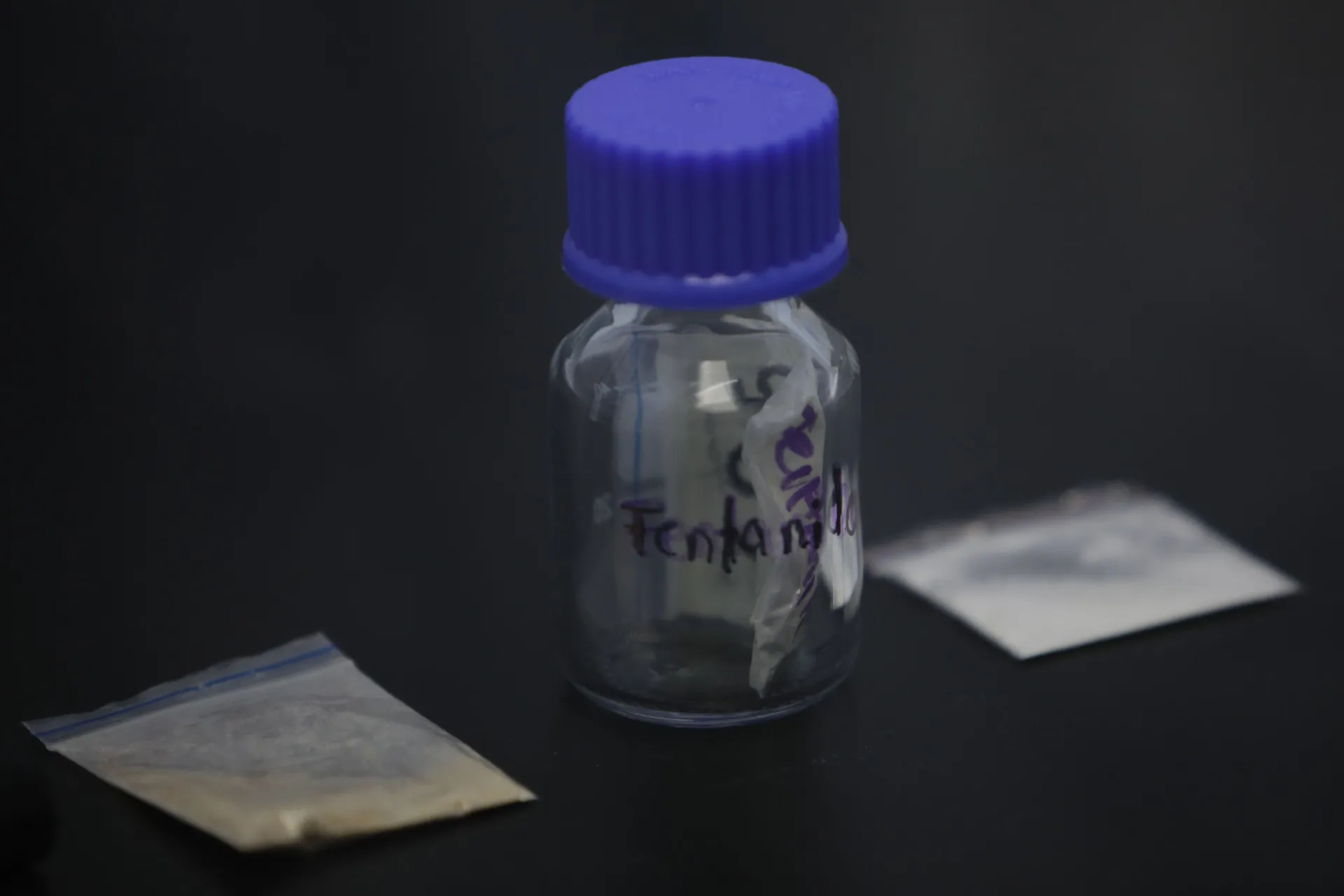 Ampolas de fentanil, como as usadas em ambientes hospitalares para anestesia e dor intensa.