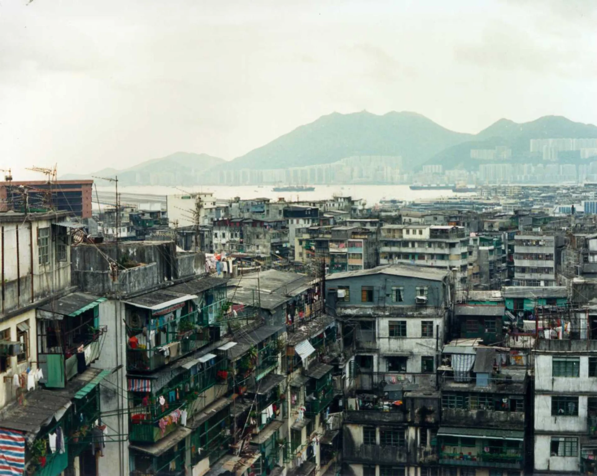 Um beco estreito e escuro dentro da antiga Cidade Murada de Kowloon.