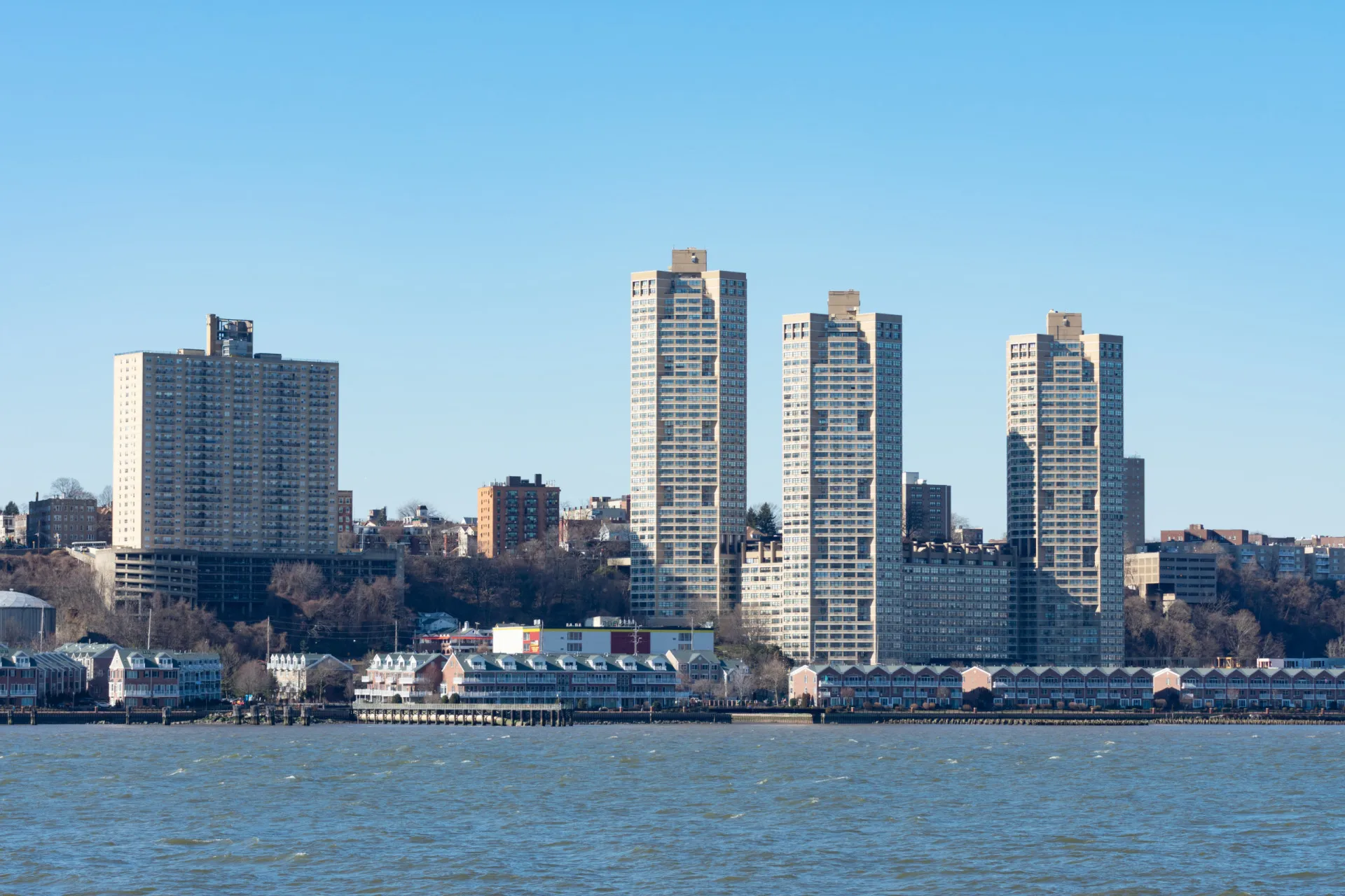 Vista de Guttenberg, Nova Jersey, com seus prédios de apartamentos densamente construídos e a linha do horizonte de Nova York ao fundo.