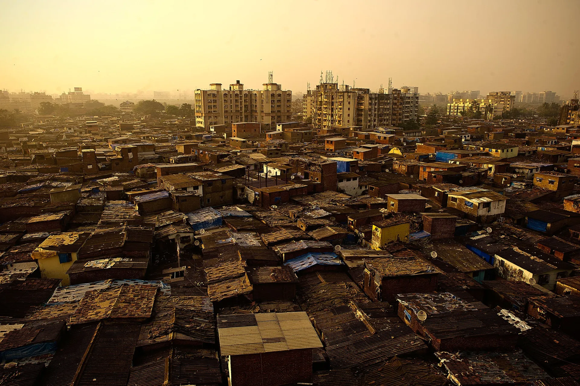 Crianças brincando em meio aos telhados da favela de Dharavi.