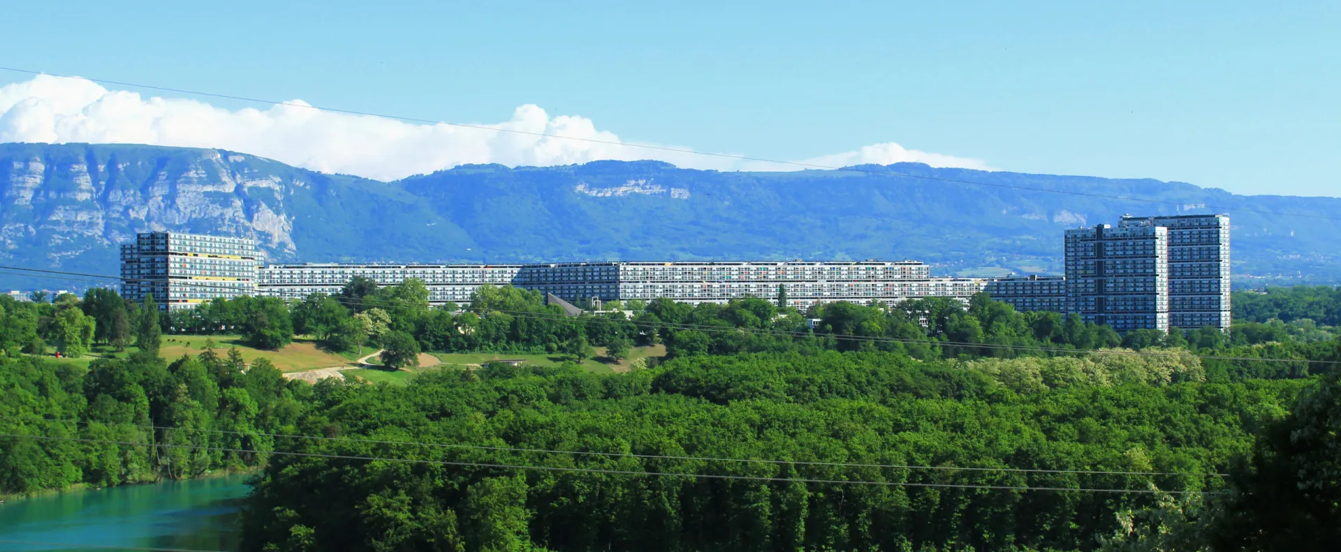 O enorme complexo residencial Le Lignon em Vernier, Suíça, um prédio longo e sinuoso.