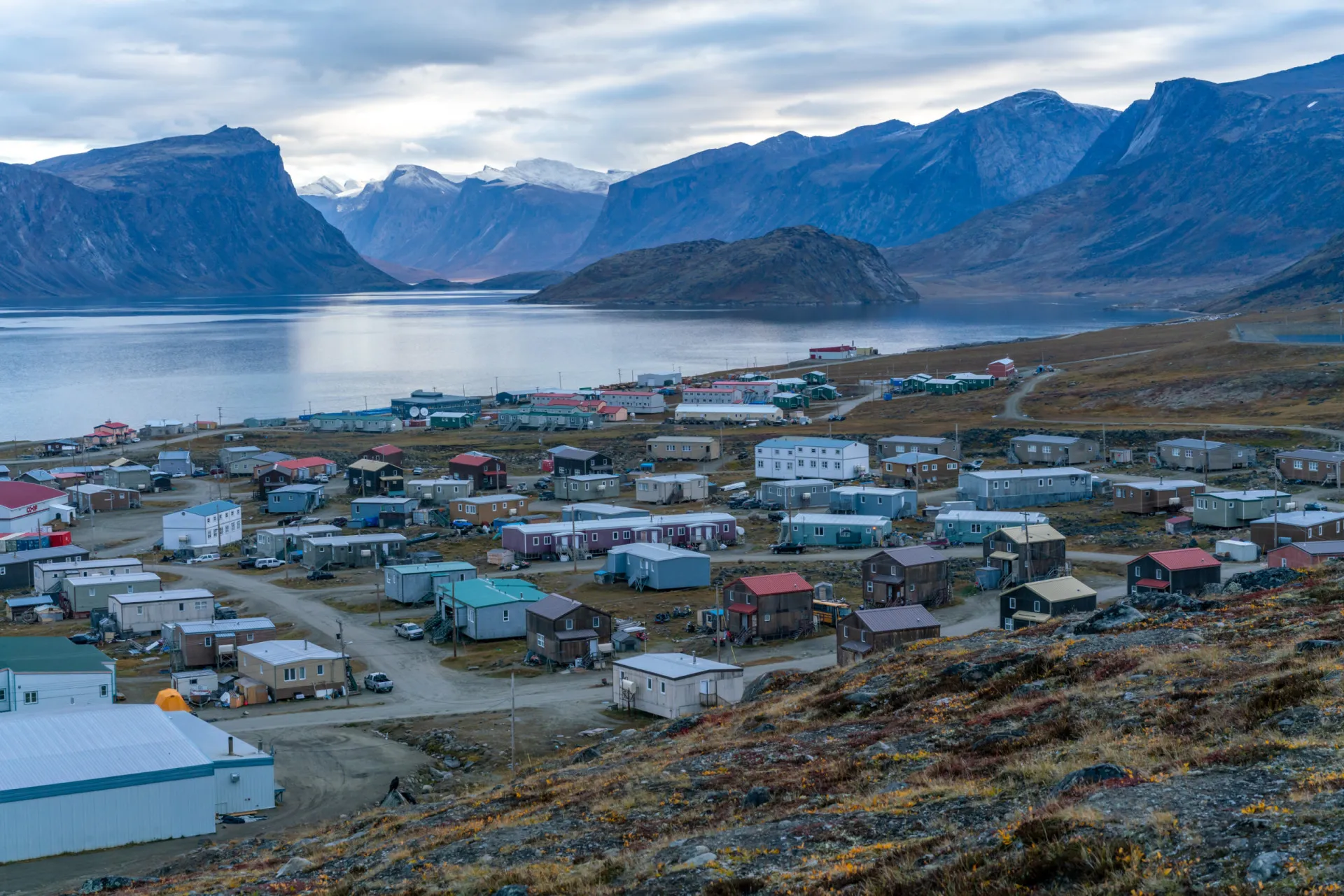 Paisagem ártica de Nunavut, Canadá, com um urso polar caminhando sobre o gelo.