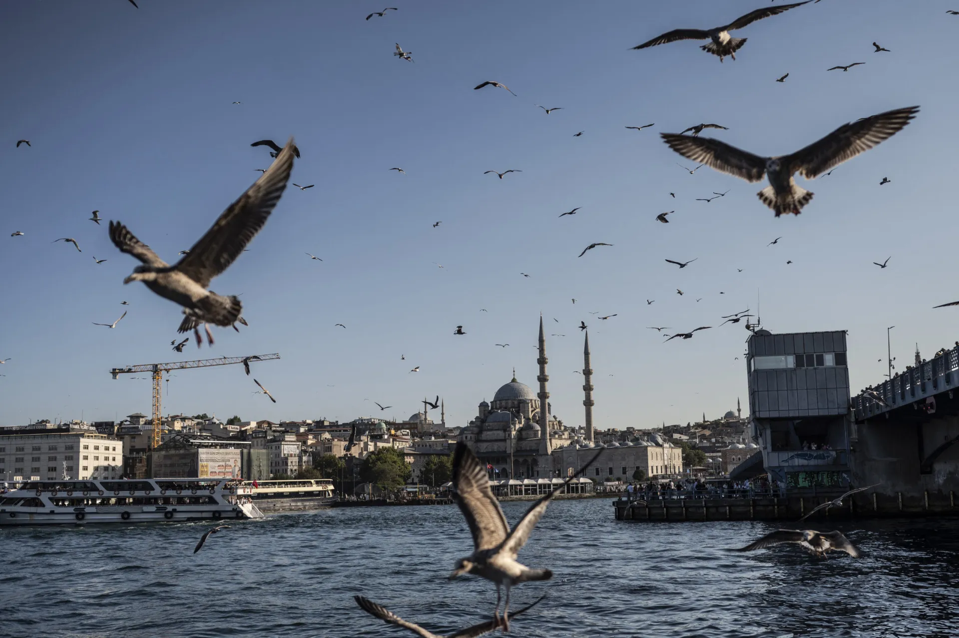 A icônica Mesquita Azul em Istambul, Turquia, um ponto de encontro entre o Oriente e o Ocidente.