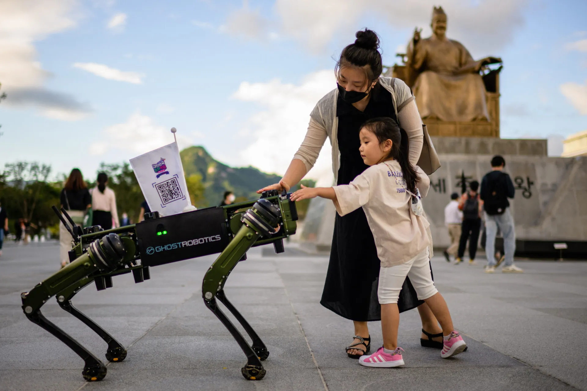 Palácio Gyeongbokgung em Seul, Coreia do Sul, misturando tradição e a modernidade da cidade ao fundo.