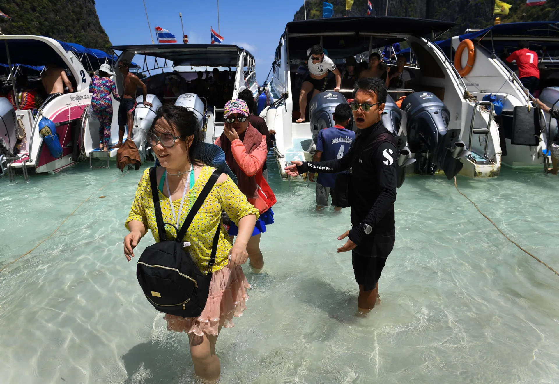 Barcos tradicionais em uma praia paradisíaca na Tailândia, um dos principais destinos turísticos do mundo.
