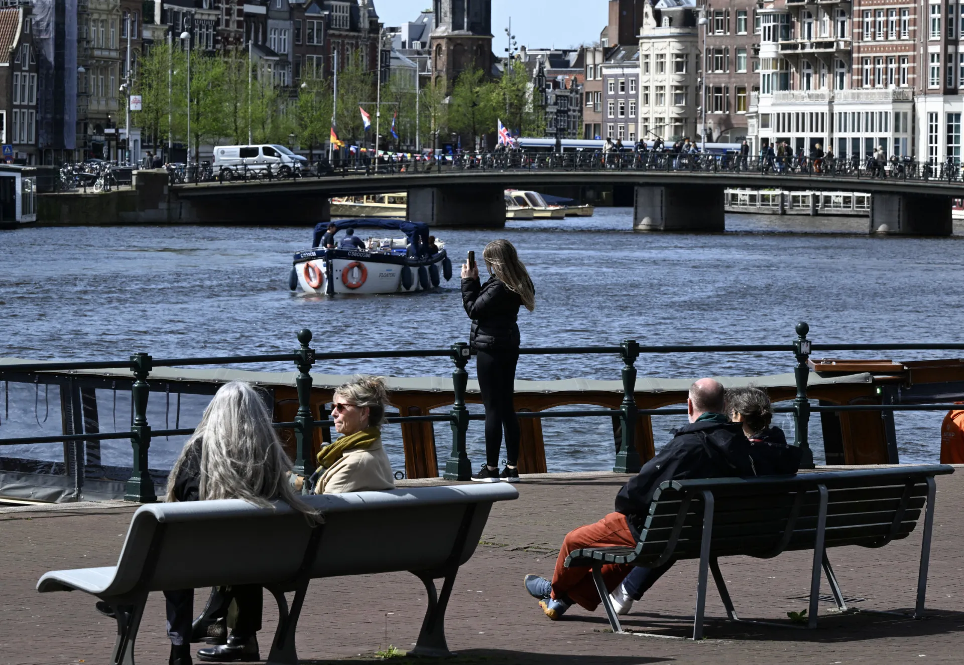 Canais e casas tradicionais de Amsterdã, nos Países Baixos, um símbolo da prosperidade holandesa.