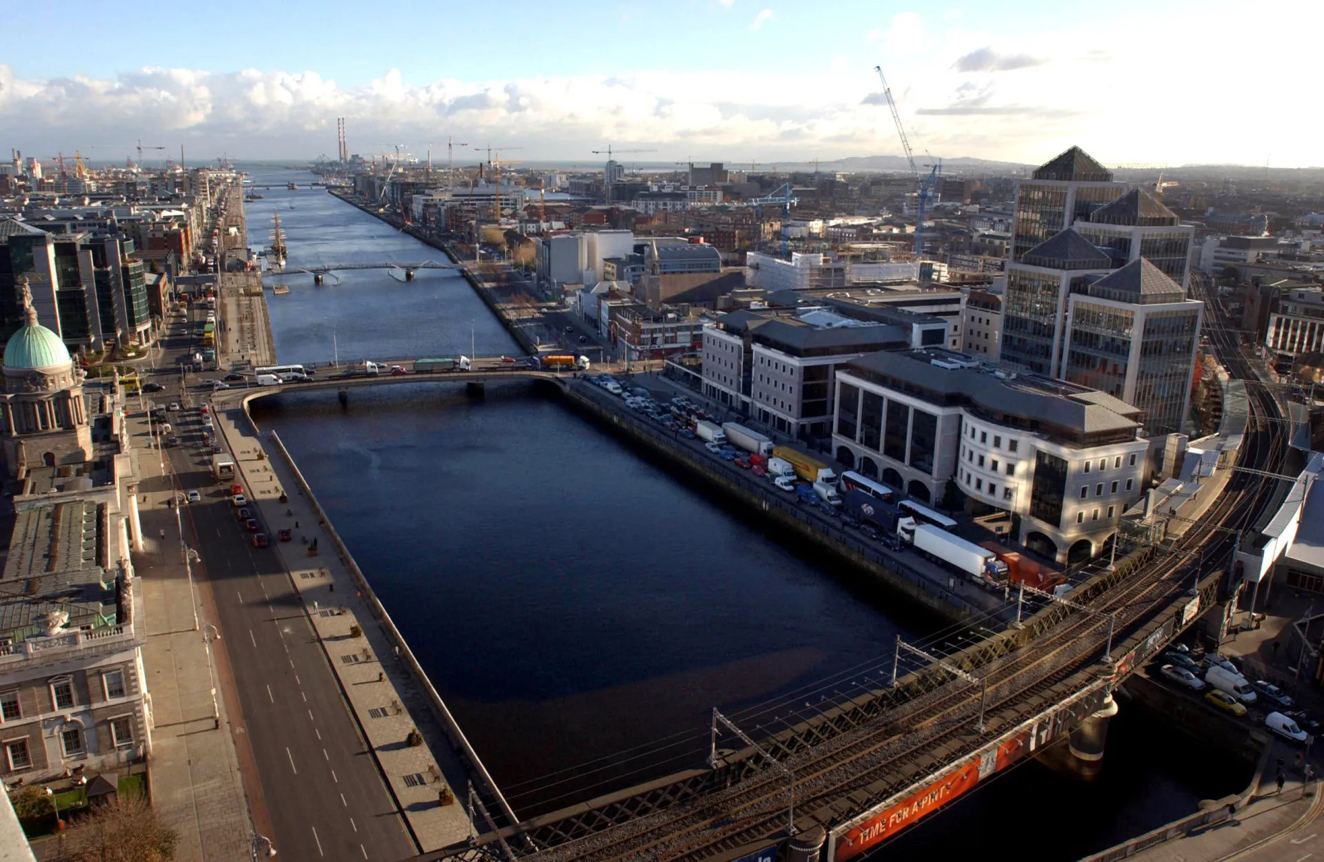 Penhascos verdes da Irlanda com vista para o oceano, simbolizando a força e o crescimento do país.