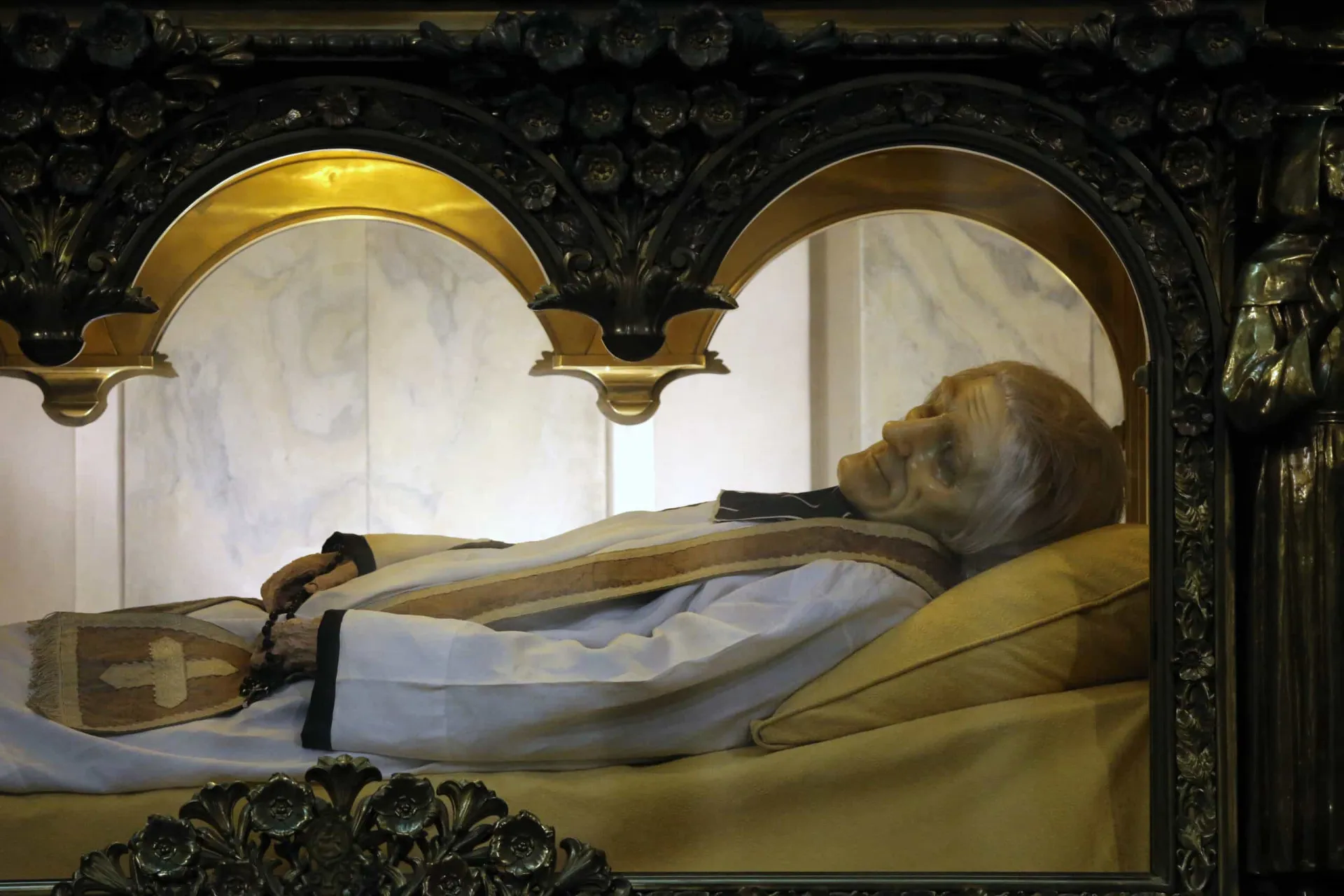 Mãos de uma múmia, secas e enrijecidas pelo tempo, mostrando o resultado da mumificação.