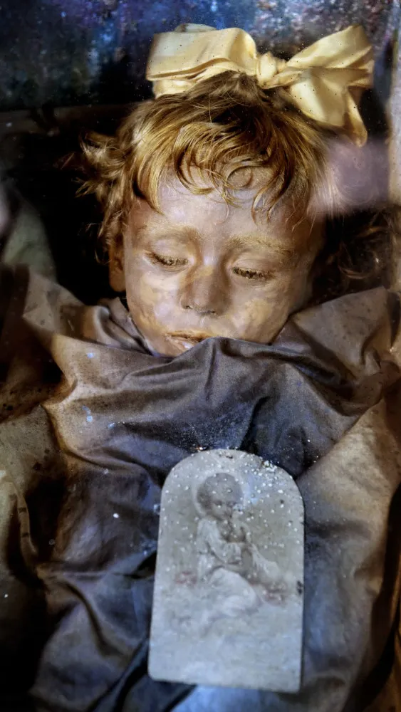 Corpo da menina Rosalia Lombardo em seu caixão de vidro, conhecida como a Bela Adormecida.