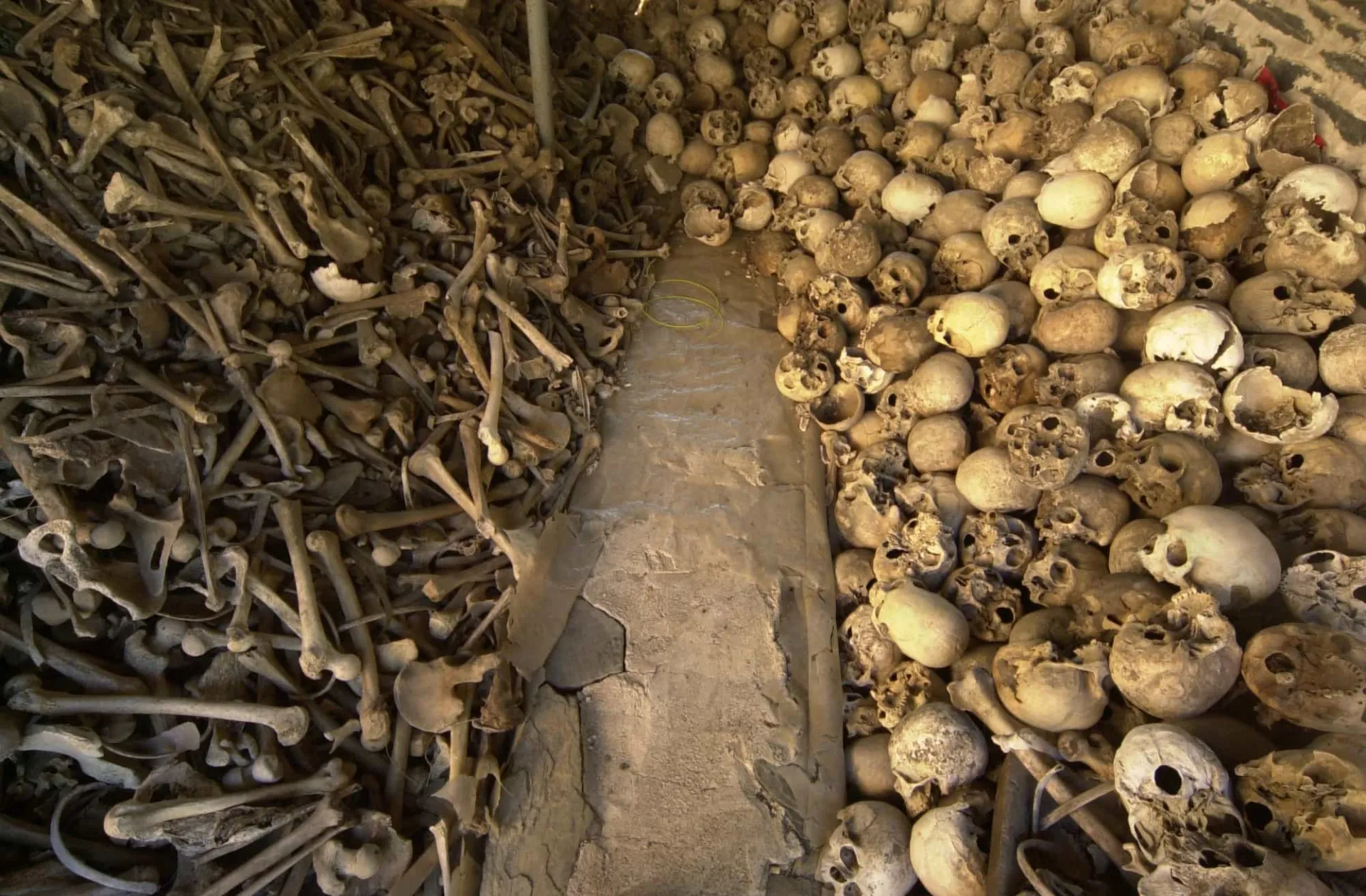 Cripta antiga com túmulos, local onde muitas exumações de santos ocorreram.