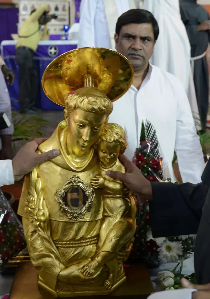 Relicário dourado que contém a língua incorrupta de Santo Antônio, junto com outras relíquias.