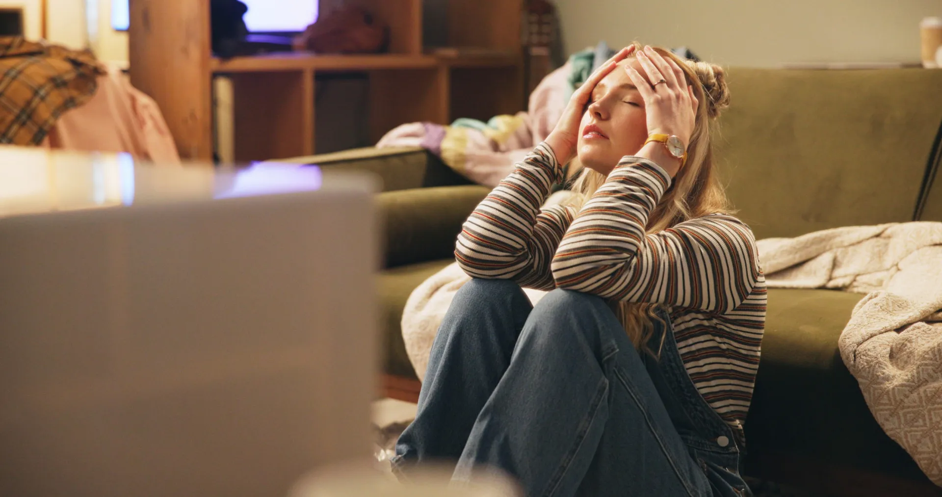 Uma pessoa visivelmente estressada no trabalho, o que pode aumentar a sensibilidade à dor.