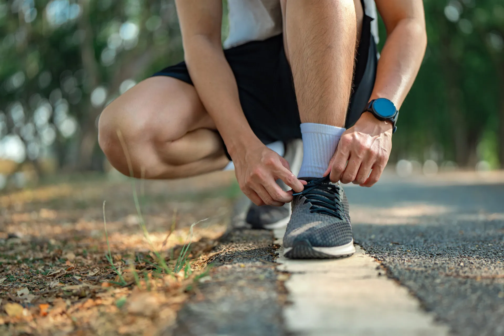 Uma mulher correndo ao ar livre, mostrando como o exercício aeróbico pode ajudar a aumentar a tolerância à dor.