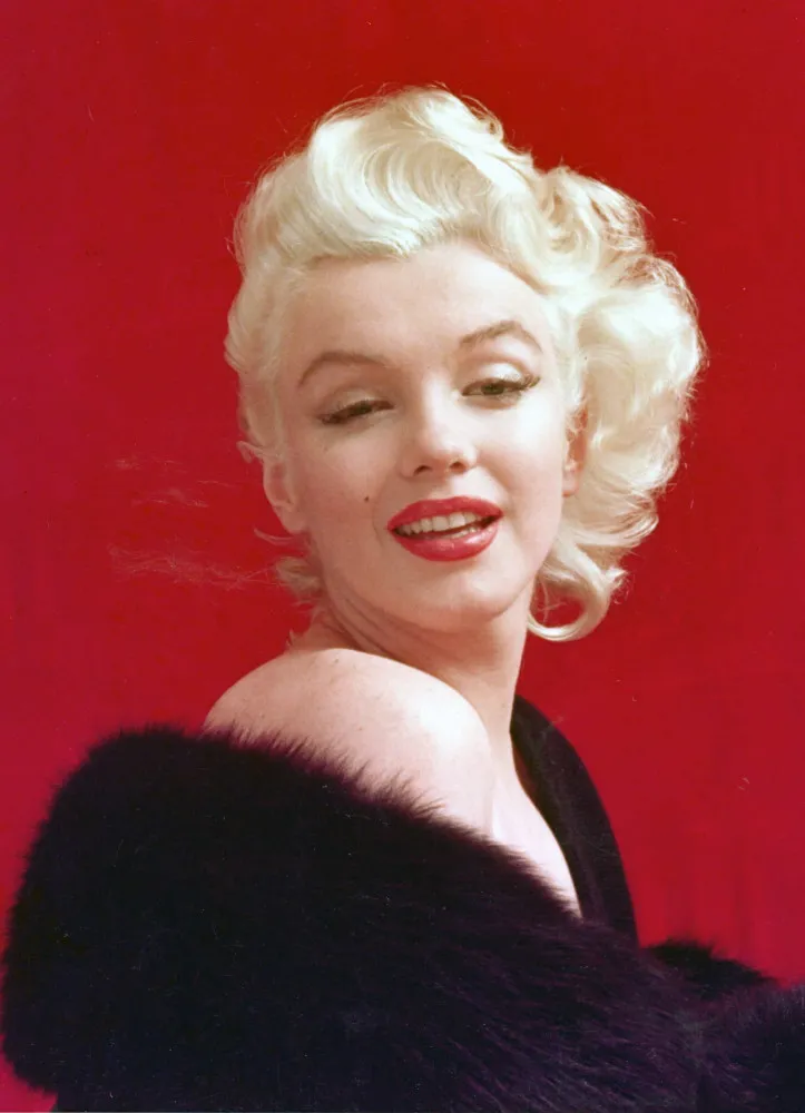 Marilyn Monroe, o ícone loiro que ajudou a popularizar a imagem da mulher loira glamorosa.