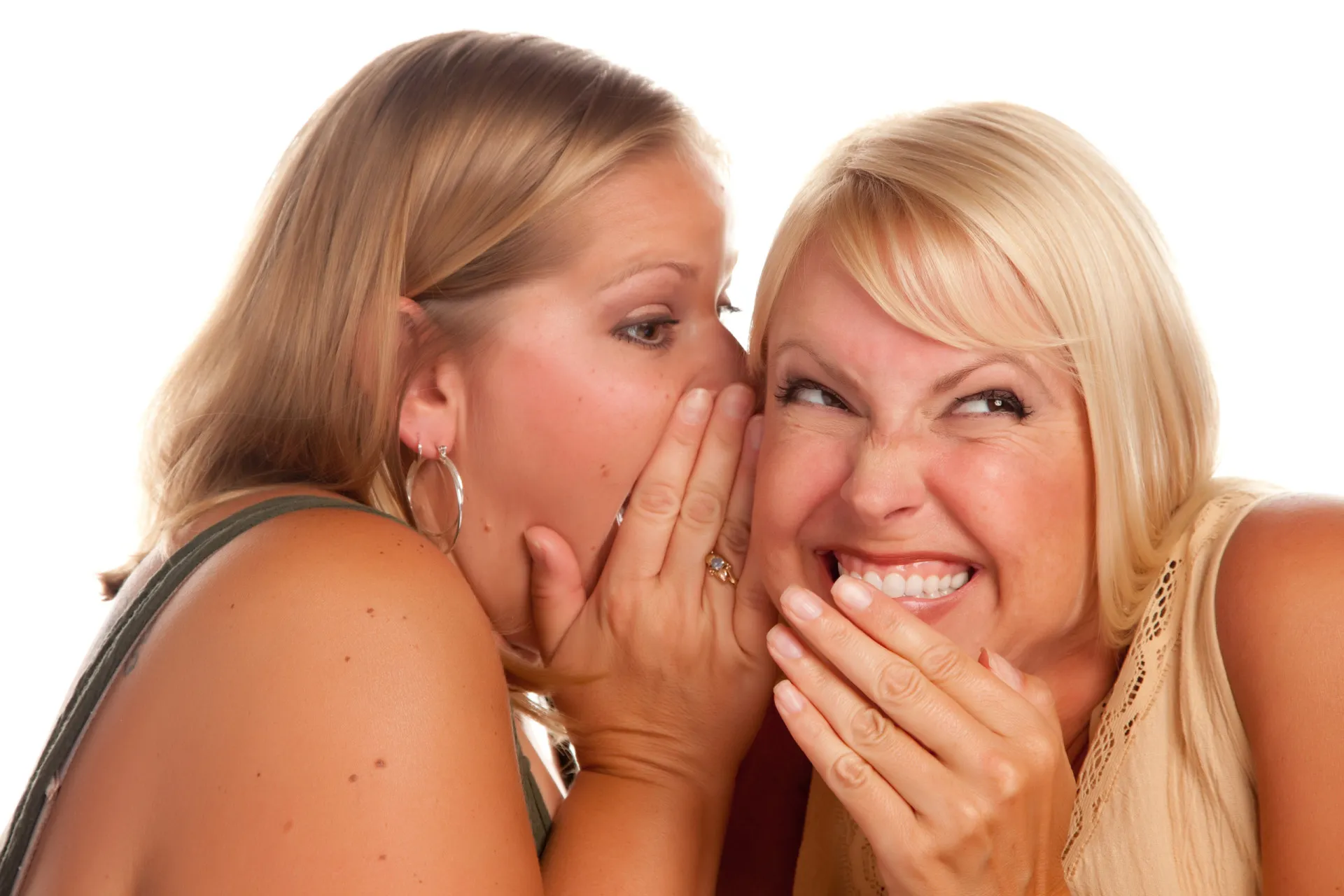 Mulher loira rindo de forma contagiante e feliz, encapsulando a ideia de que loiras se divertem mais.
