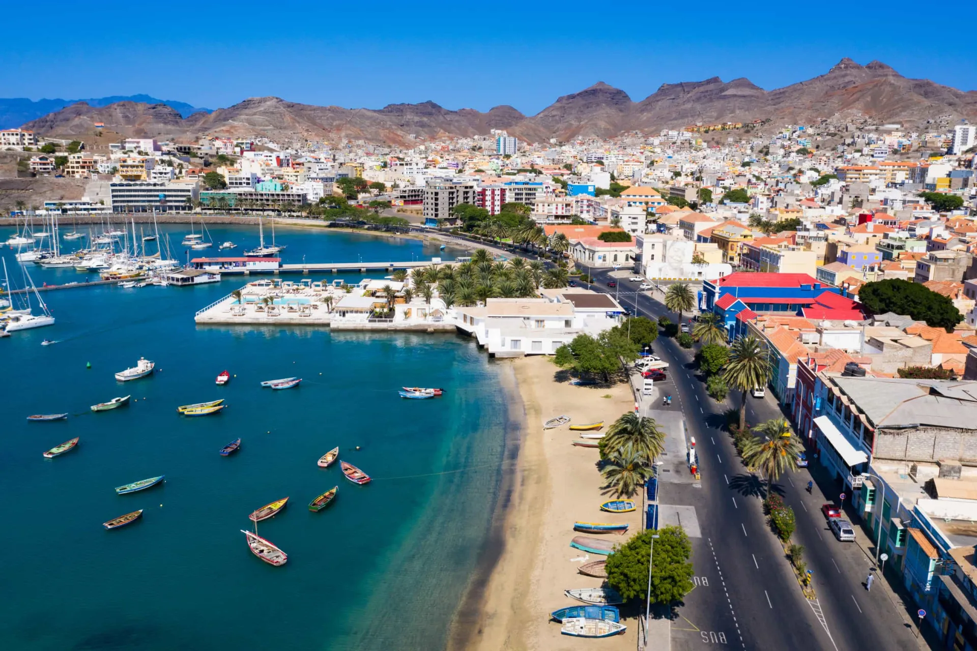 Vila colorida à beira-mar em Cabo Verde.
