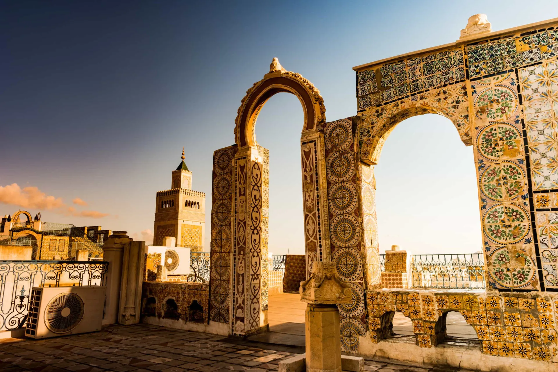 Vila de Sidi Bou Said com suas casas brancas e azuis na Tunísia.