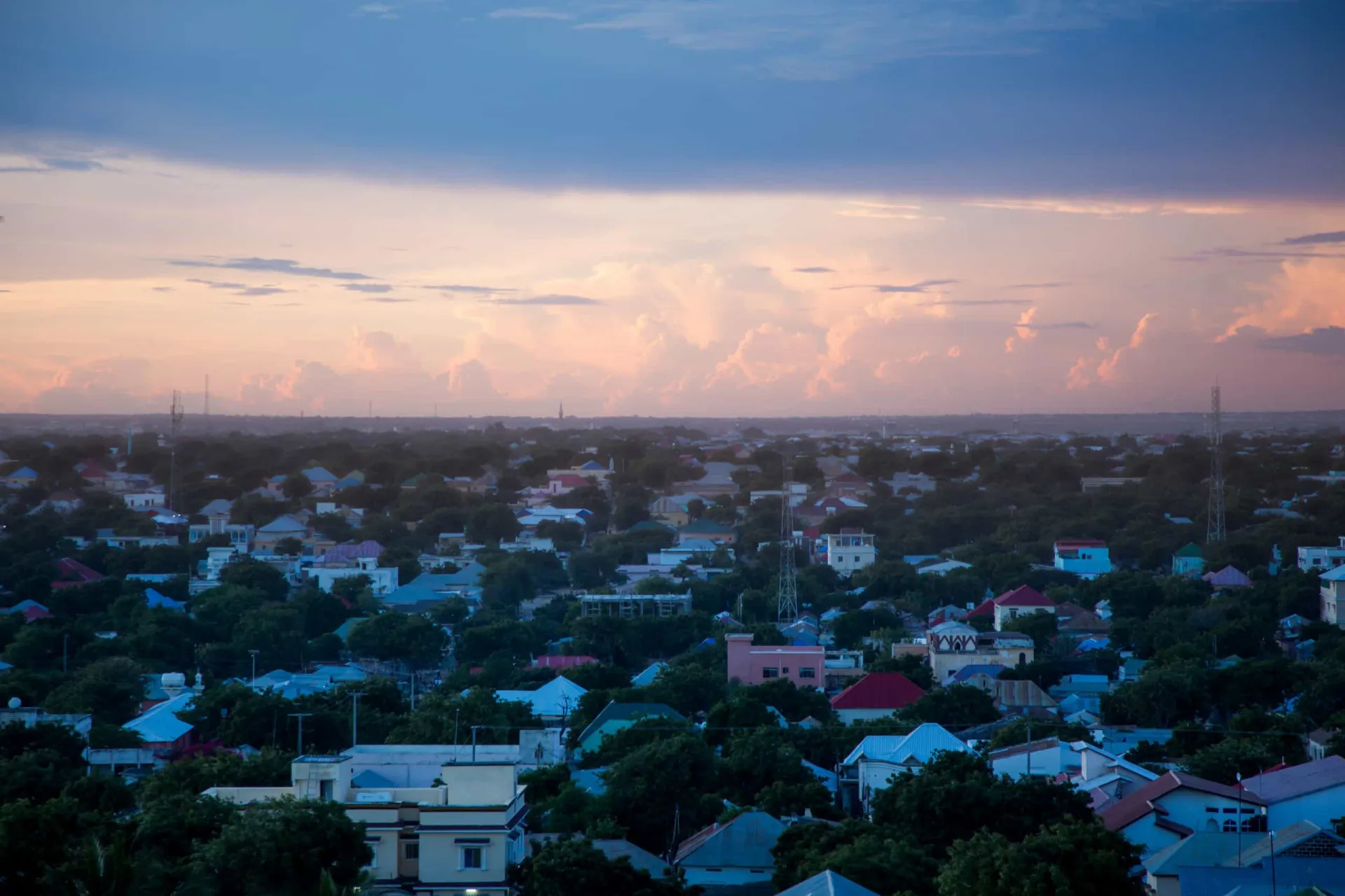 Litoral da Somália com ruínas de edifícios.