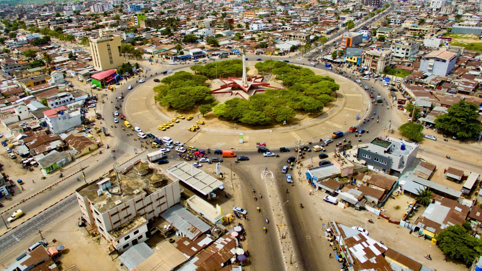Casas sobre palafitas na cidade lacustre de Ganvié, no Benin.