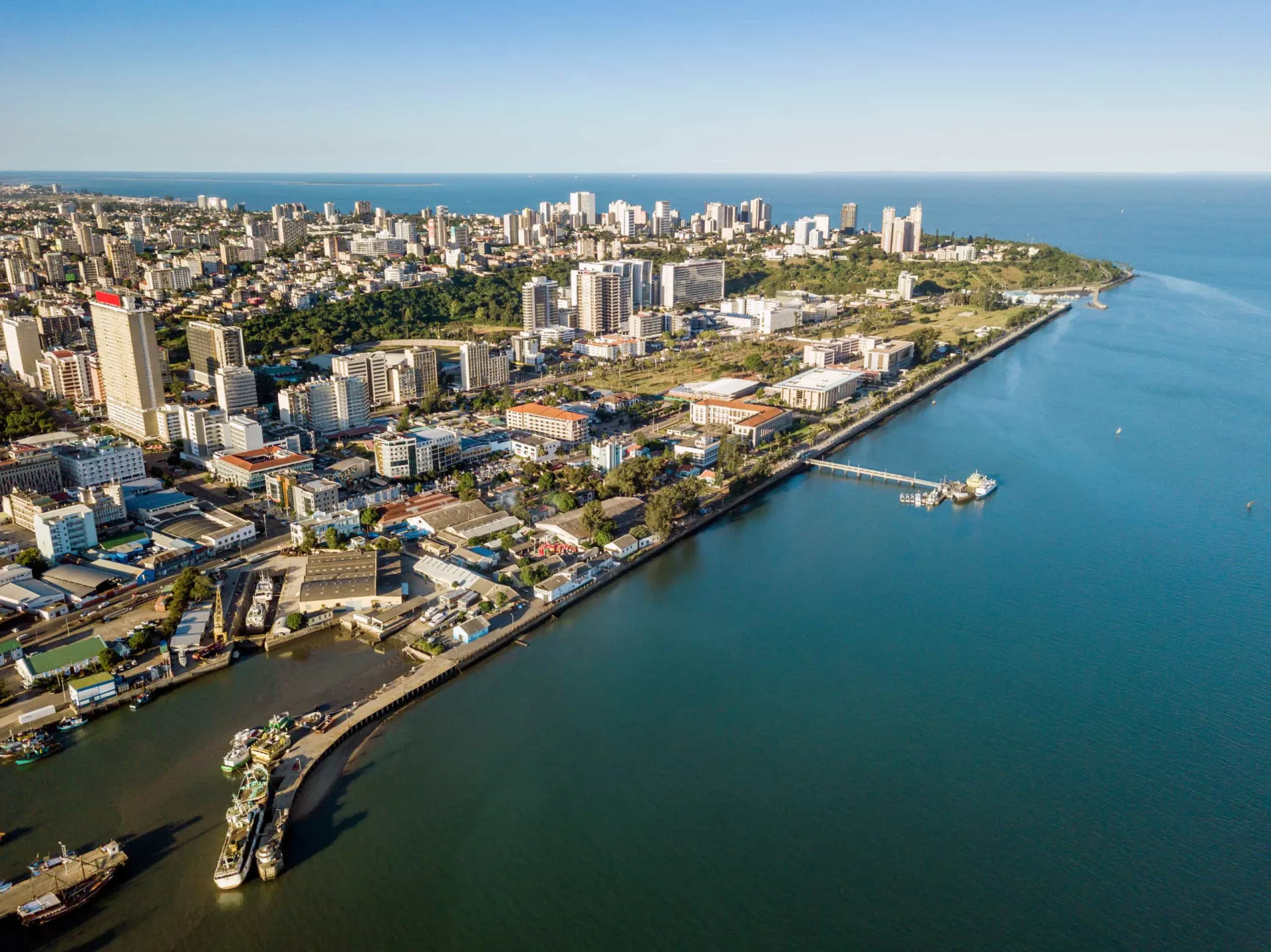 Praia com coqueiros e águas cristalinas em Moçambique.