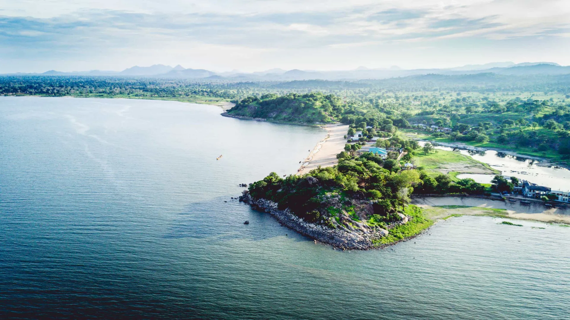 Lago Malawi com barcos de pescadores locais.