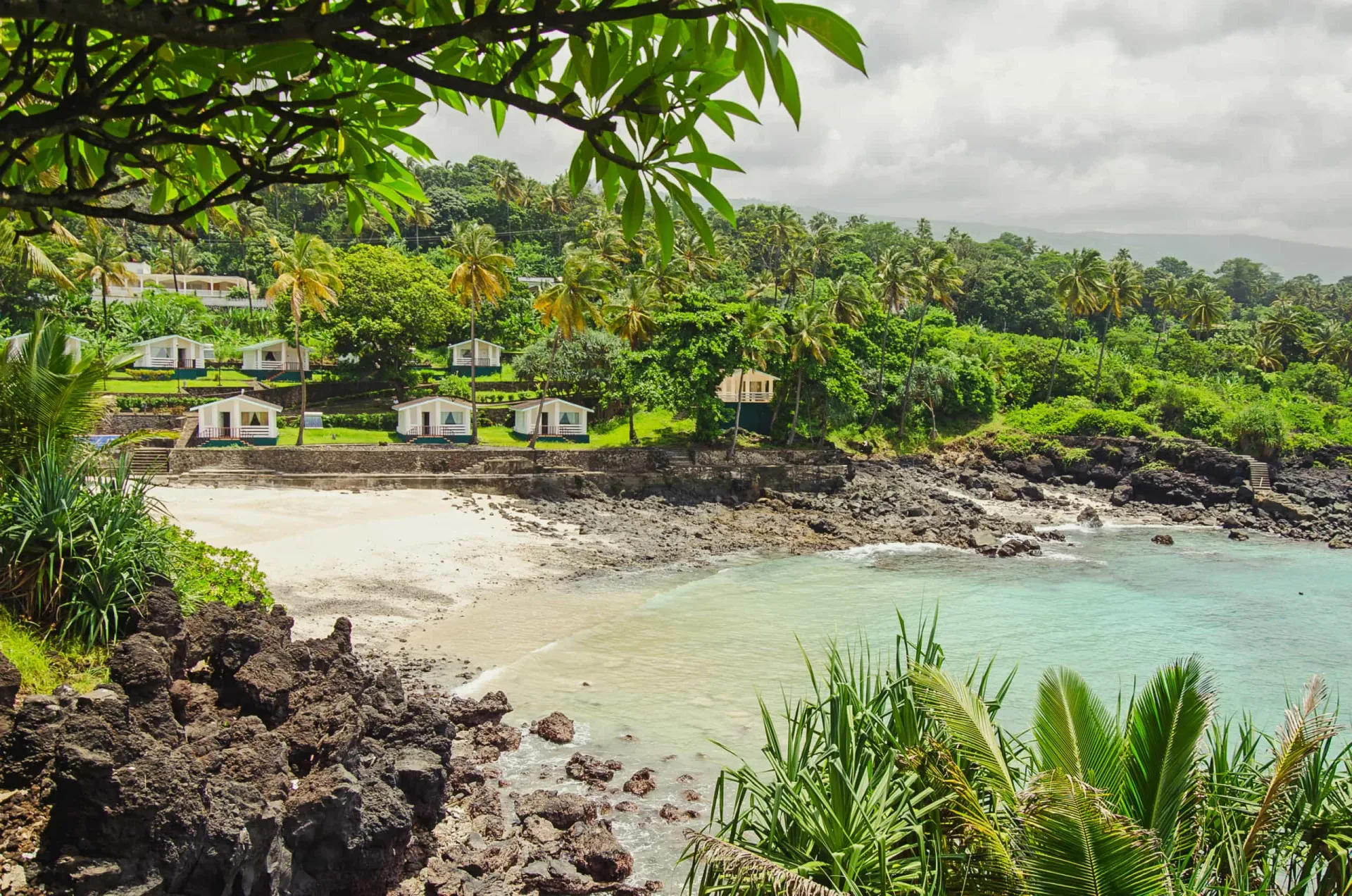 Vista do mar azul-turquesa e da vegetação em Comores.