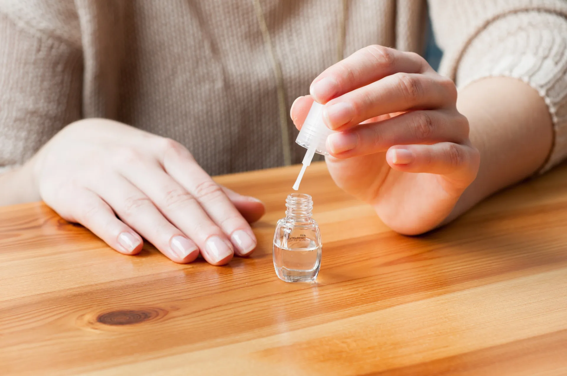 Um frasco de esmalte de tratamento com um pincel aplicador.