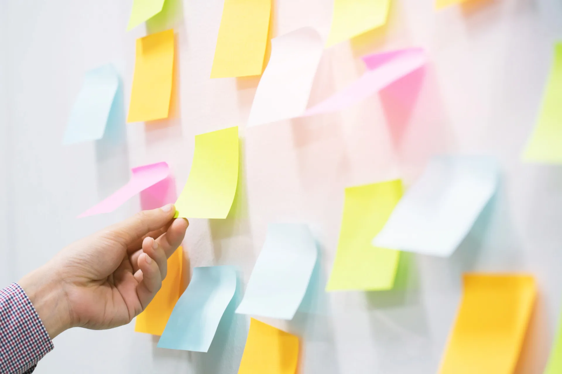 Post-its com mensagens de lembrete colados em um monitor de computador.