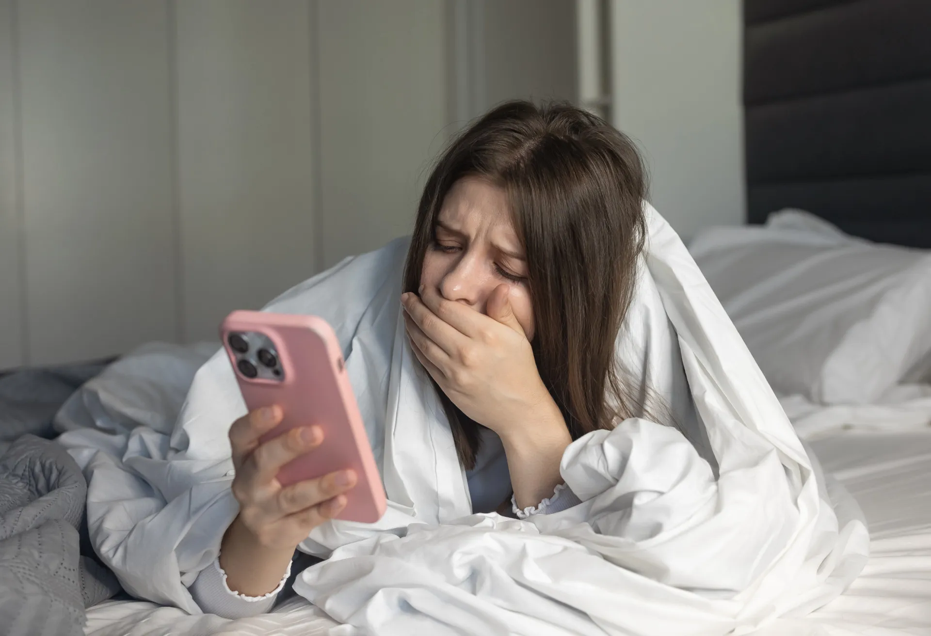 Uma pessoa mexendo no celular com ícones de redes sociais flutuando ao redor, ilustrando o fluxo de informações.