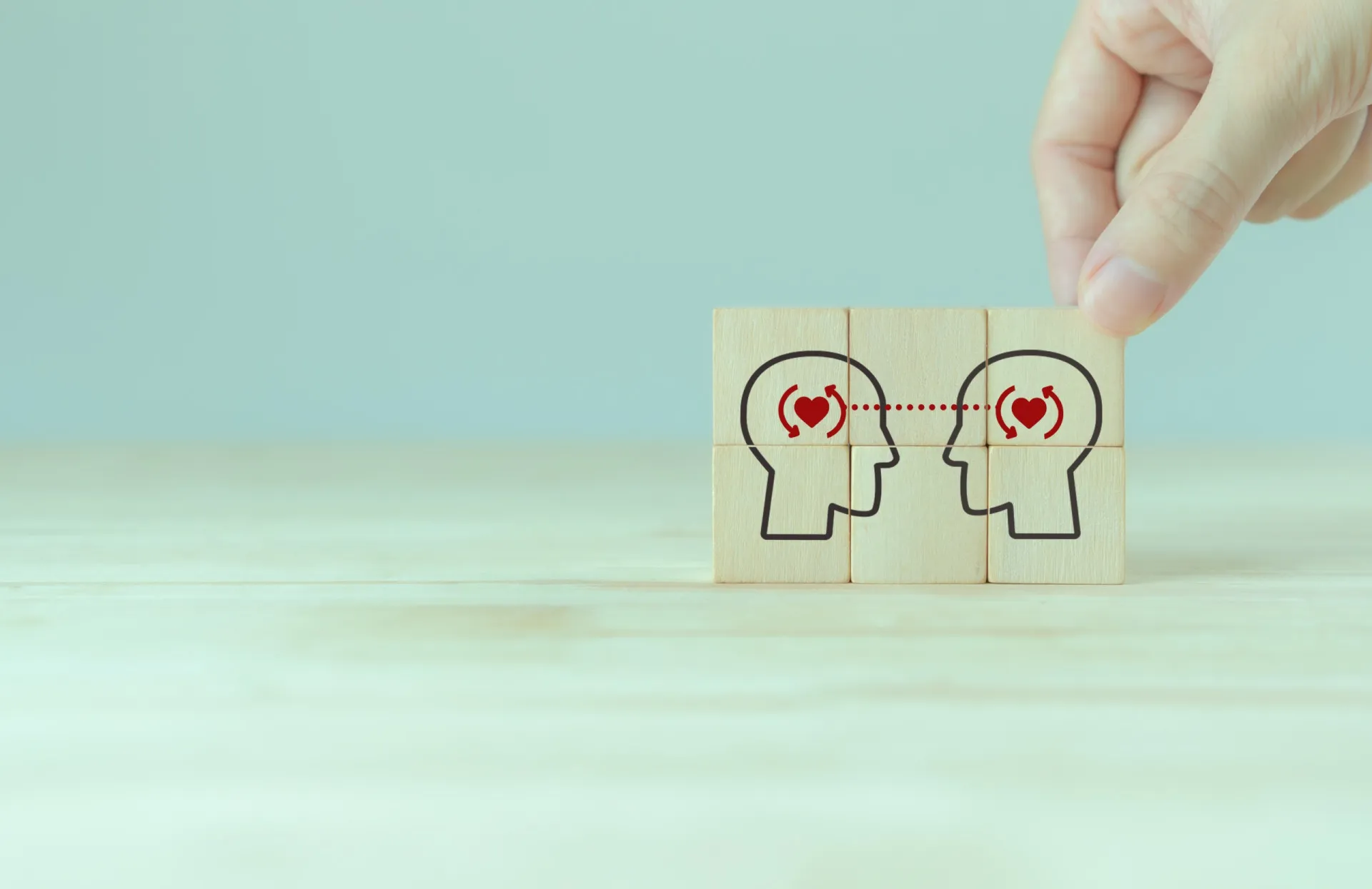 Duas pessoas conversando de forma calma e compreensiva, mostrando a importância da empatia no diálogo.