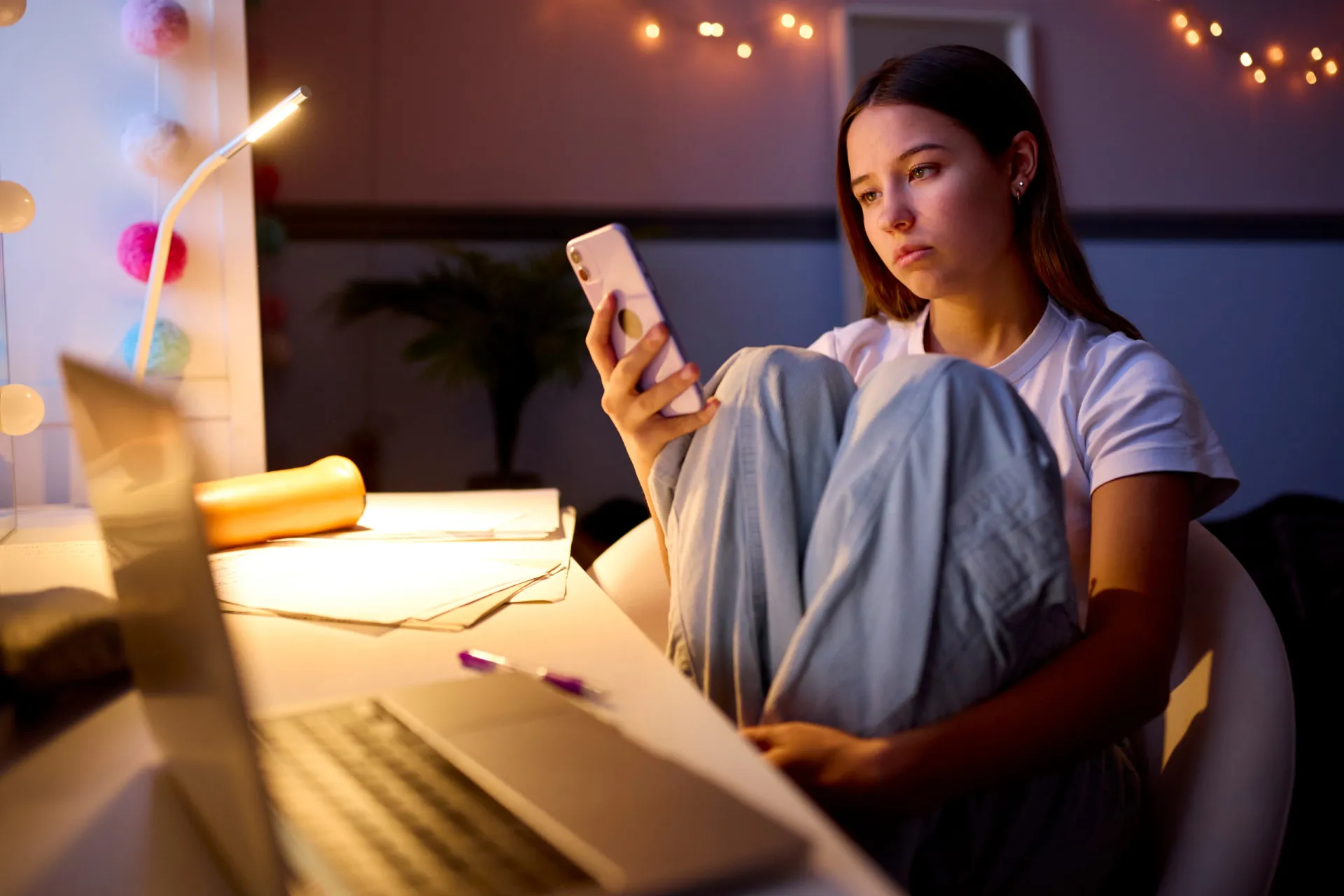 Uma pessoa gravando um vídeo para redes sociais sobre uma tendência de saúde, como um chá