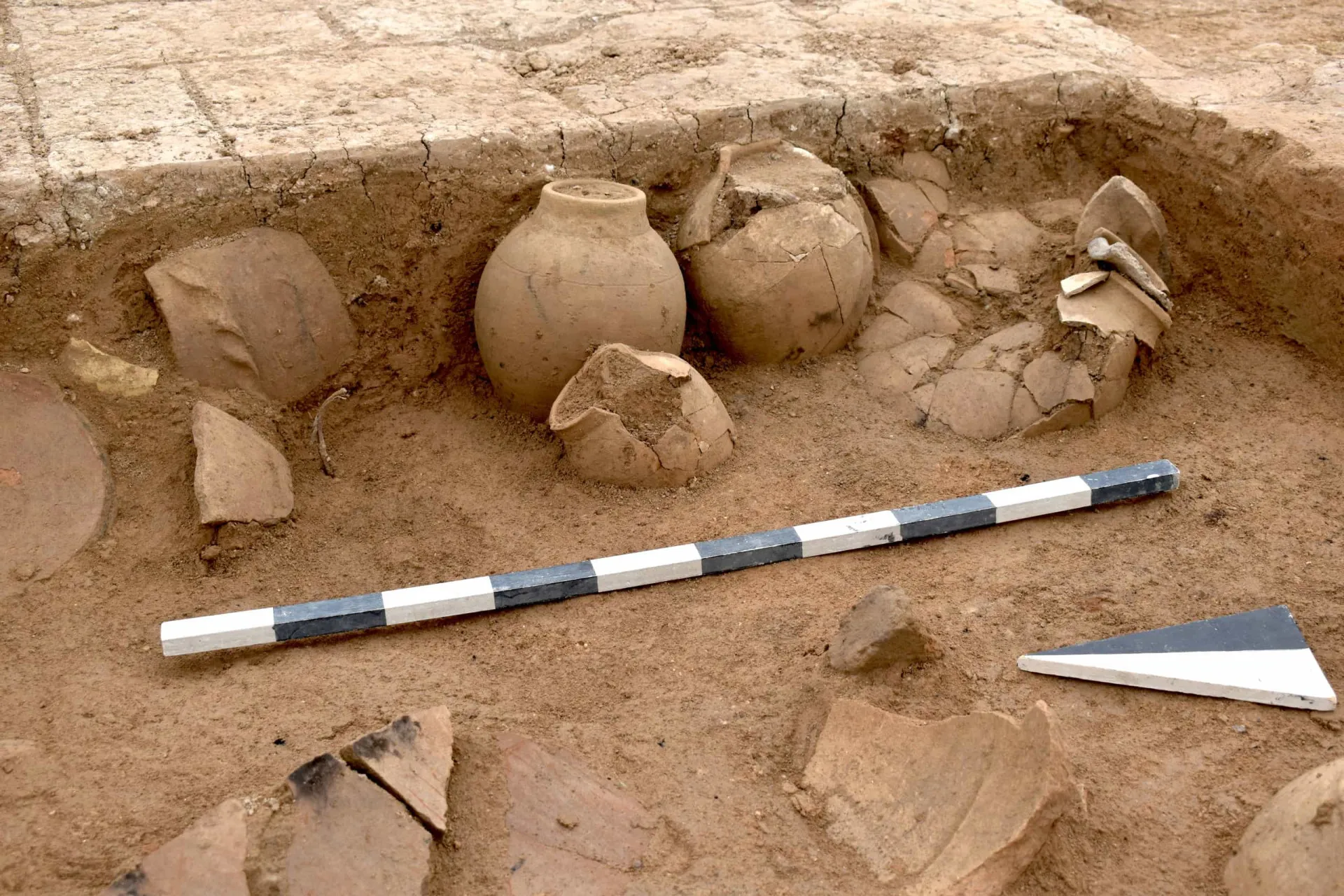 Detalhe das paredes de barro bem preservadas da cidade submersa de Zakhiku.